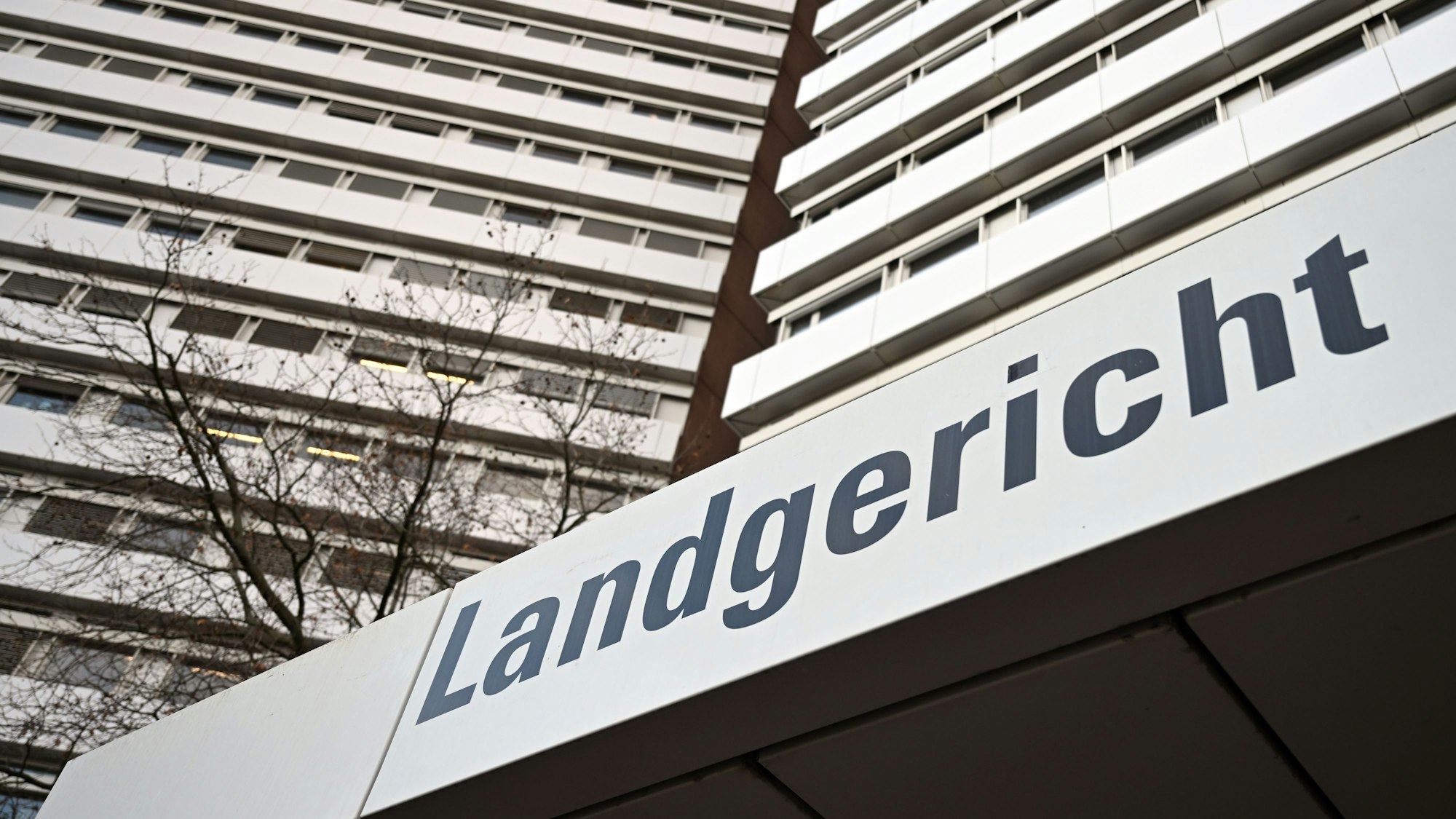 Ein Schild weist auf das Landgericht Köln hin.