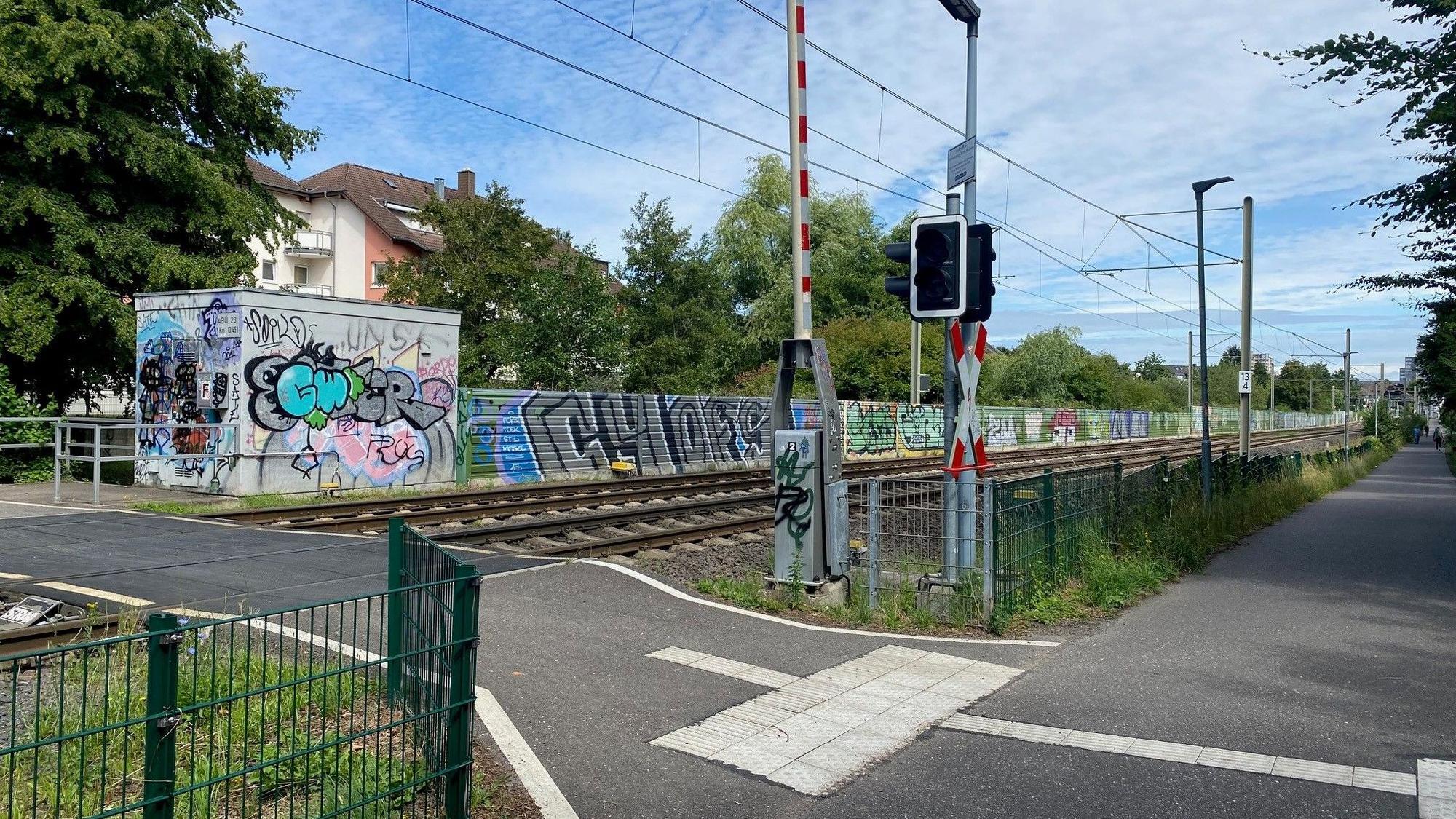 Zu sehen ist ein Bahnübergang.