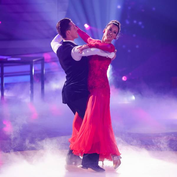 Eine strahlende, tanzende Caroline Bosbach in der Show „Let's dance“.