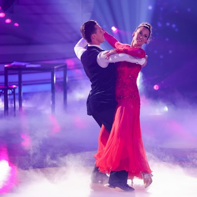 Eine strahlende, tanzende Caroline Bosbach in der Show „Let's dance“.