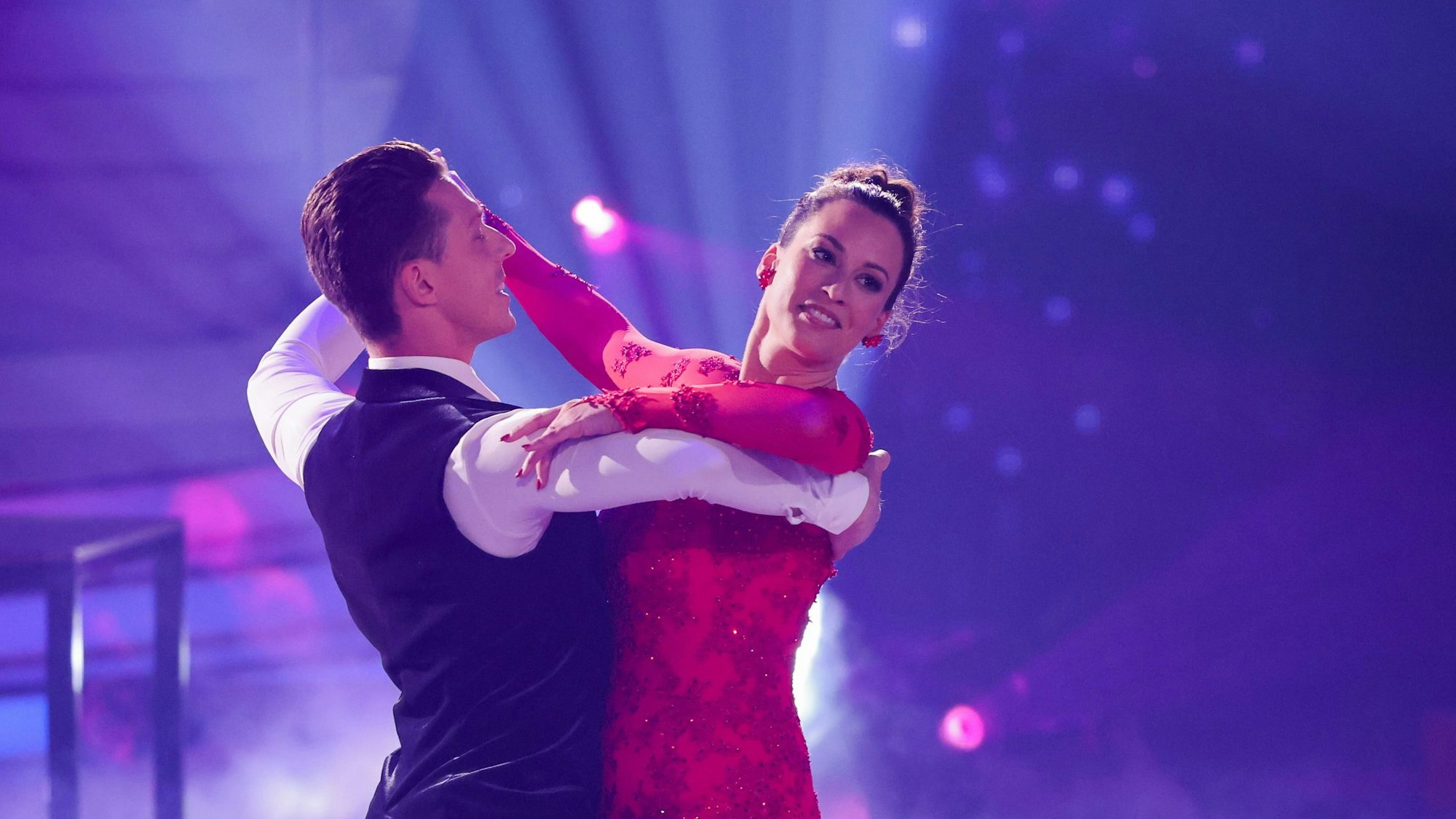 Eine strahlende, tanzende Caroline Bosbach in der Show „Let's dance“.