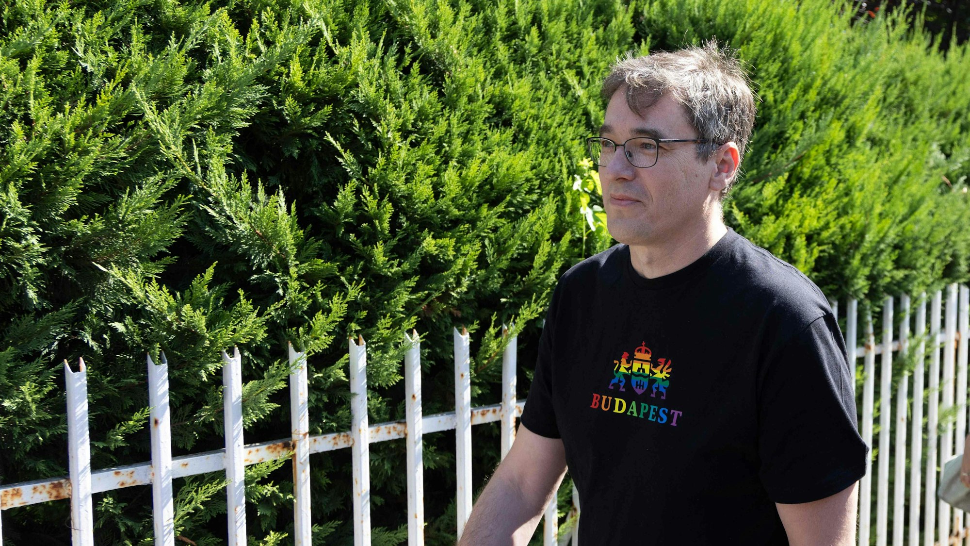 Der Bürgermeister im Pride-Shirt auf dem Weg zur Anhörung.