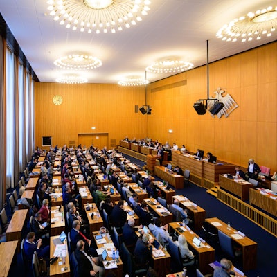 90 Mitglieder hat der Kölner Stadtrat. Nur drei von ihnen sind aktuell unter 30 Jahren alt.