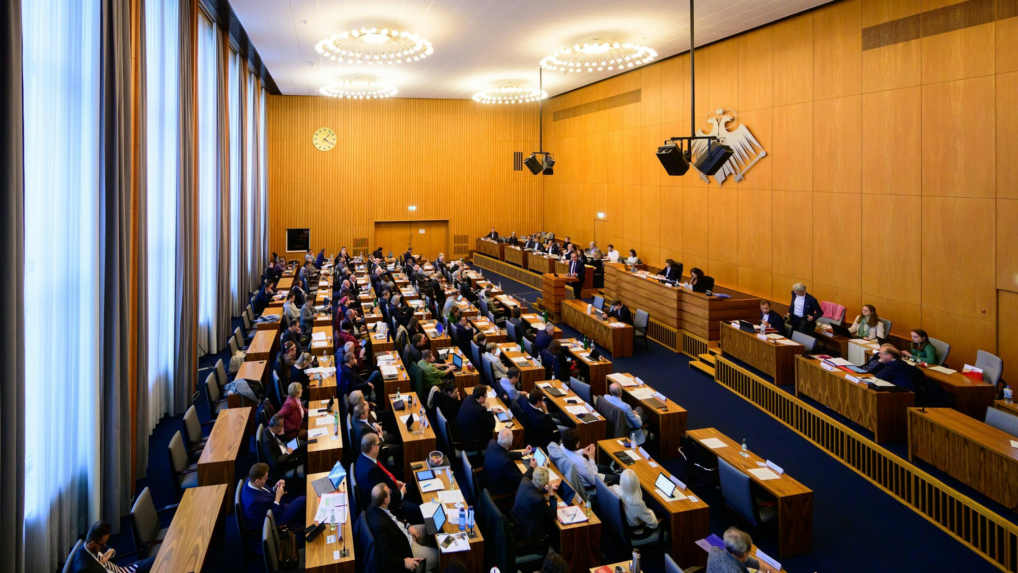 90 Mitglieder hat der Kölner Stadtrat. Nur drei von ihnen sind aktuell unter 30 Jahren alt.