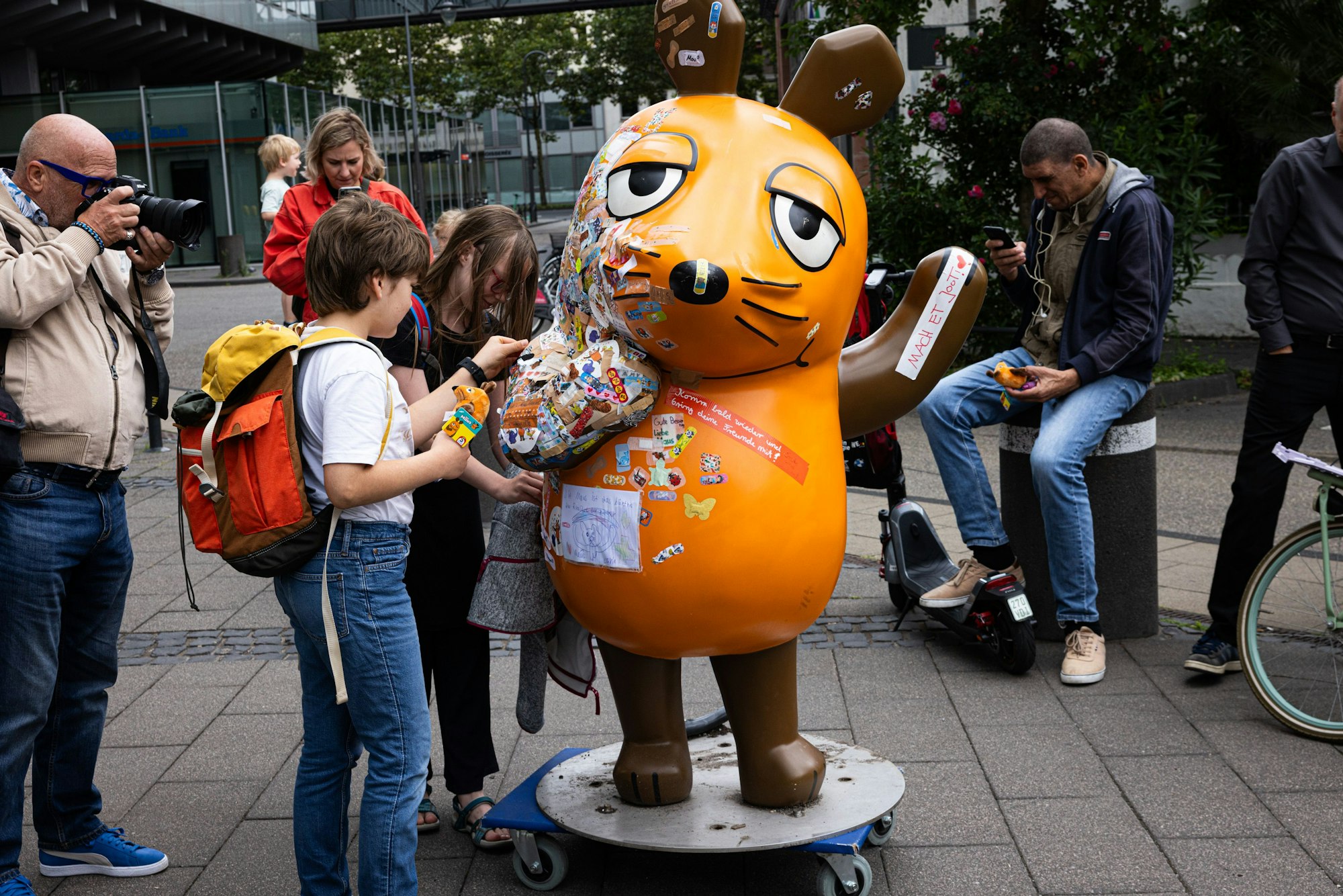 Kinder kleben Pflaster auf die verletzte Maus.