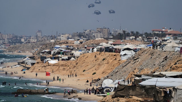 Humanitäre Hilfe wird über Gaza-Stadt im Gaza-Streifen abgeworfen und schwebt an Fallschirmen zu Boden.