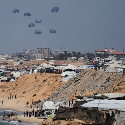 Humanitäre Hilfe wird über Gaza-Stadt im Gaza-Streifen abgeworfen und schwebt an Fallschirmen zu Boden.