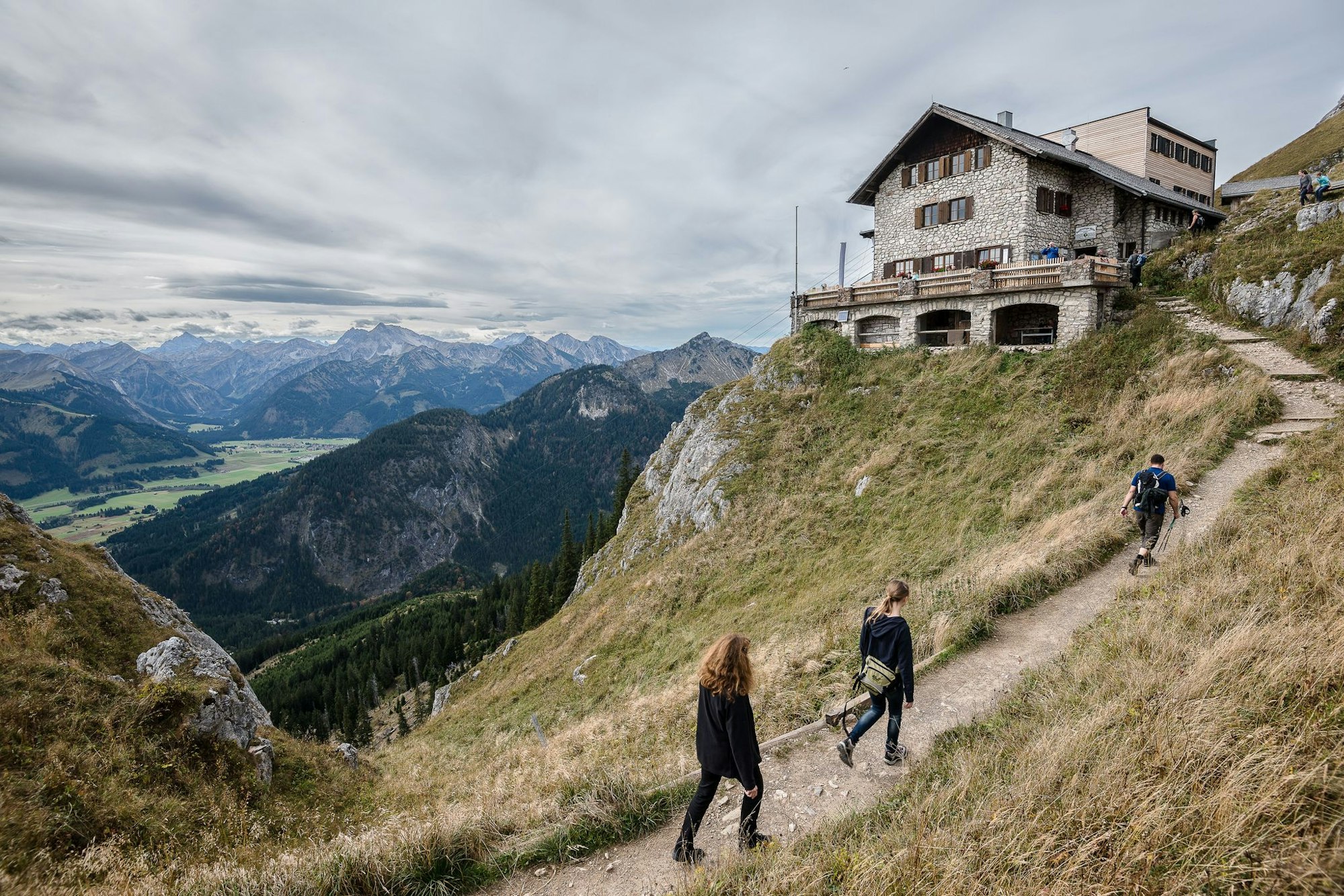 Hütte in Sicht: Doppelreservierungen sollten Wanderer unbedingt vermeiden - sie sind unfair gegenüber anderen Gästen und den Hüttenteams.