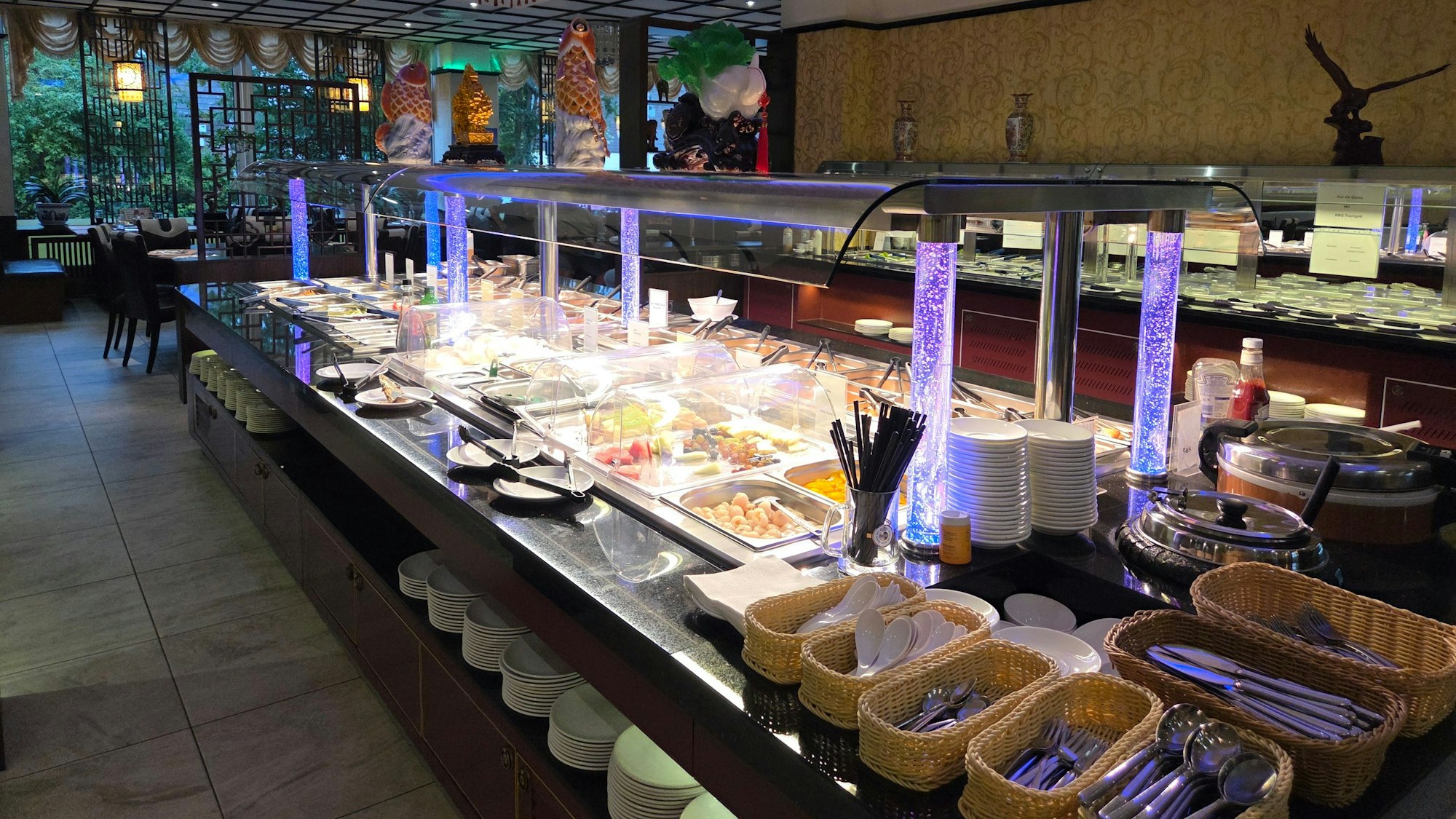 Kimchi Gourmet: Warmes Buffet und schlichte Dekoration machen den Speiseraum aus.