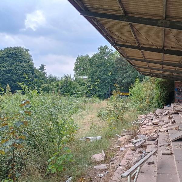 Das Bild zeigt die Tribüne. Mehrere Bodenplatten sind bereits zerstört.