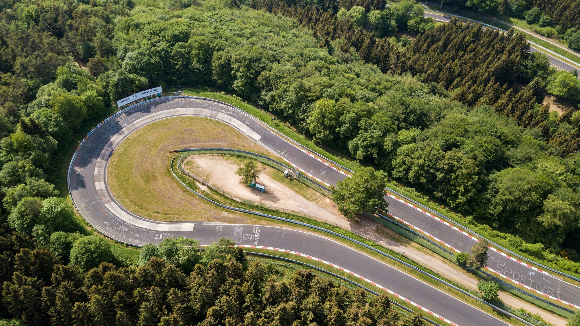 Ein Luftbild der Nordschleife des Nürburgrings. (Archivbild)