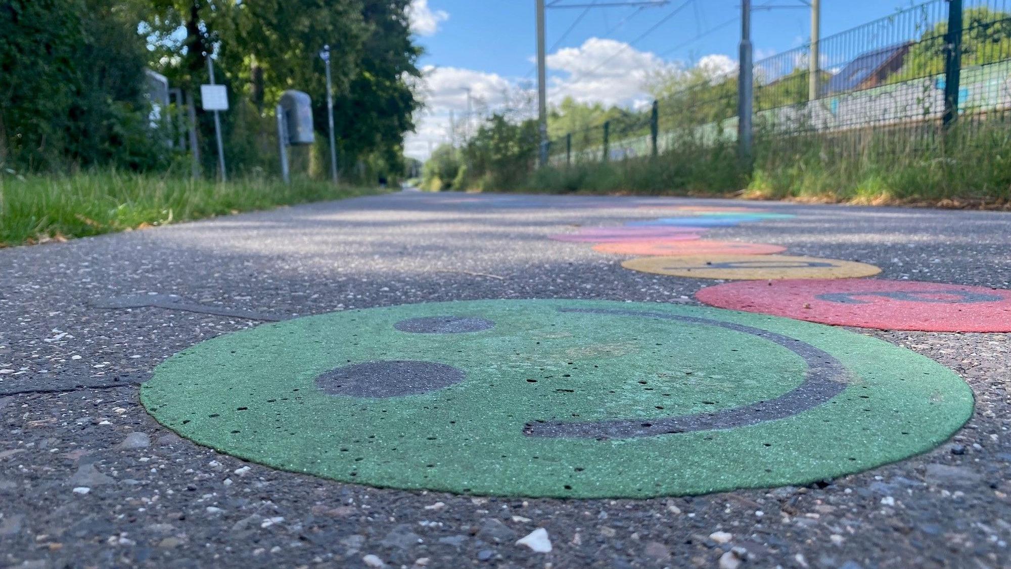 Zu sehen ist eine Bemalung auf einer Straße.