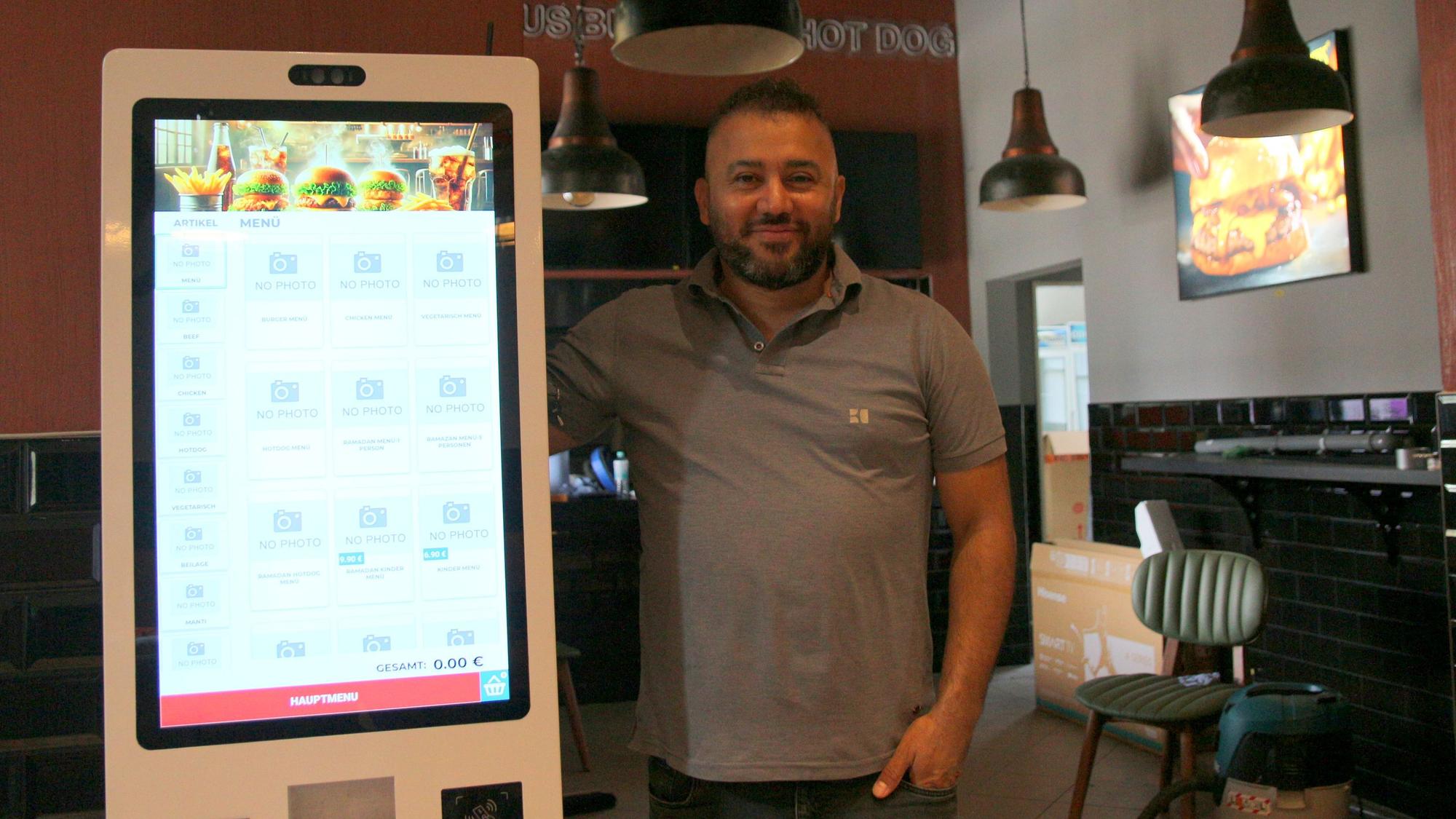 Das Bild zeigt Hasan Birel in seinem Burger-Restaurant in Pulheim.