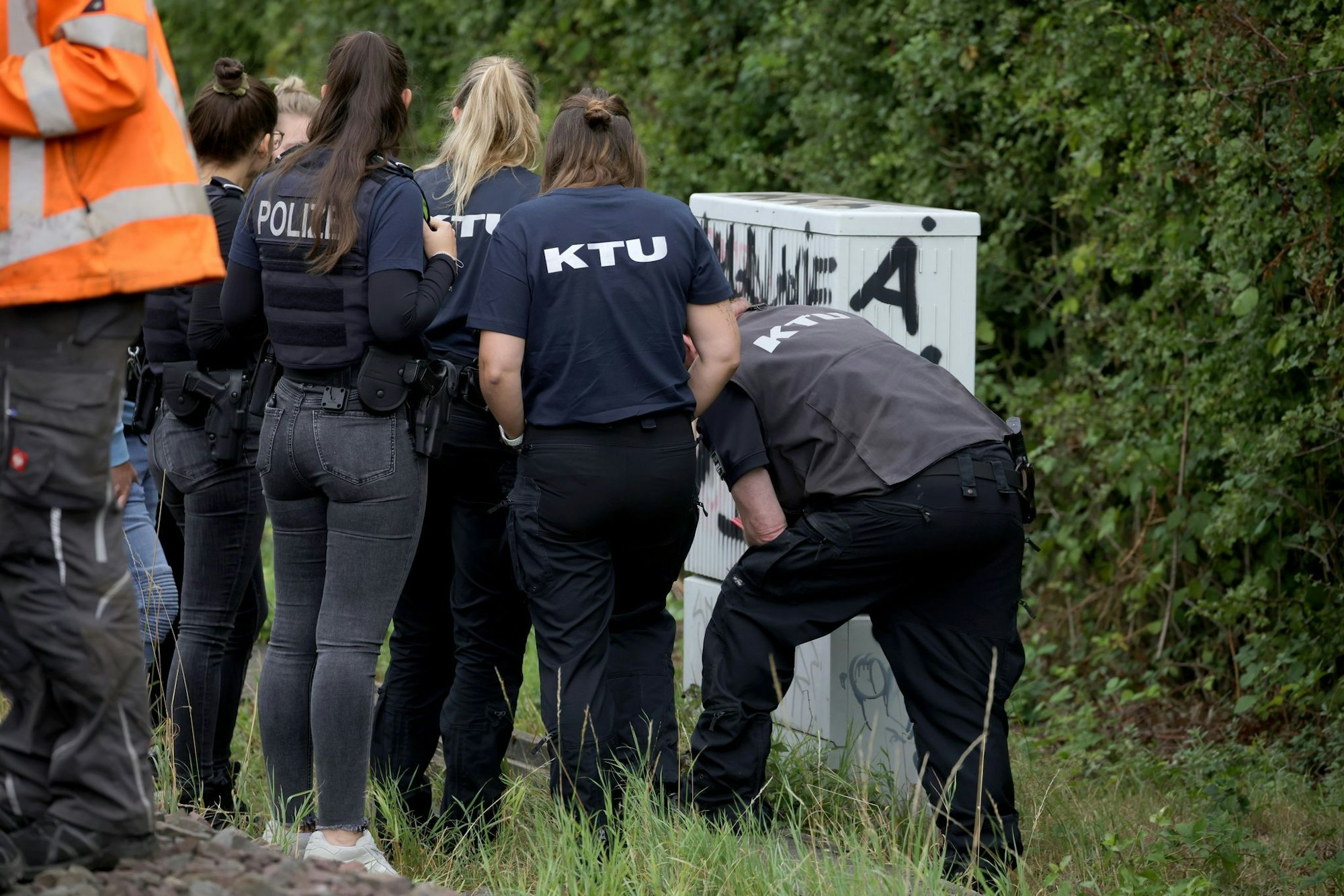 Die Spurensicherung ist im Einsatz nach einem zweiten Brandanschlag auf die Strecke Duisburg-Düsseldorf.