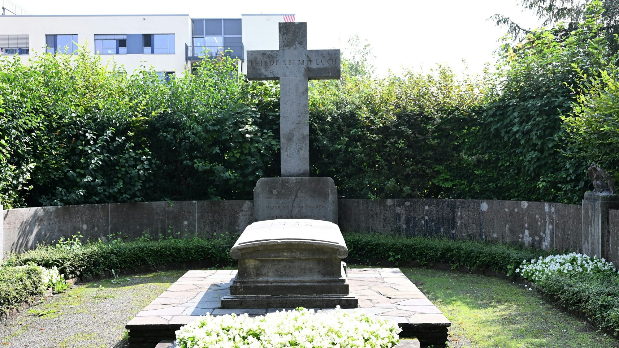 Das Foto zeigt den Ehrenhain am Quirlsberg-Friedhof