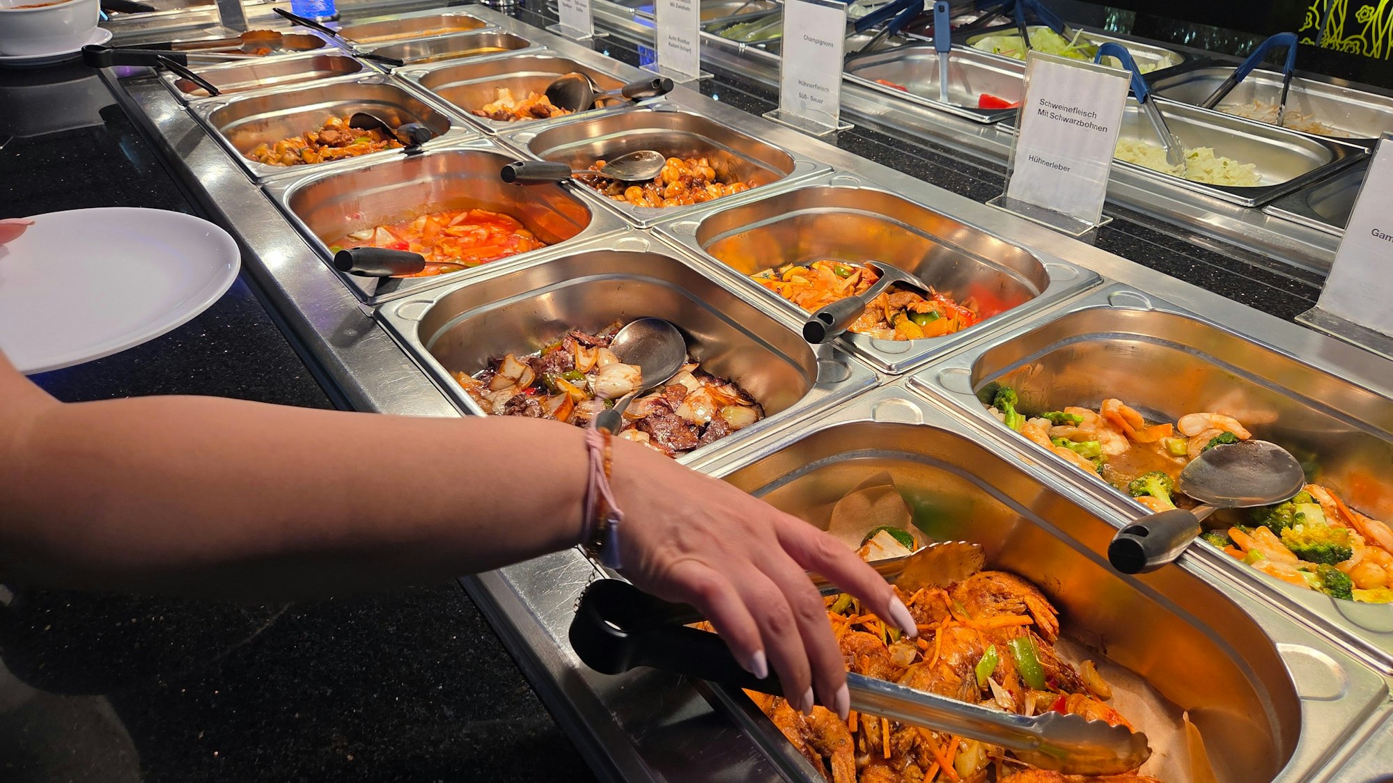 Kimchi Gourmet: Am warmen chineischen Buffet gibt es Klassiker wie Garnelen, verschiedene Gemüse-Gerichte, sowie Fleisch mit Saucen: Hühnchen, Ente und natürlich Frühlingsrollen und größere Kaiserrollen.