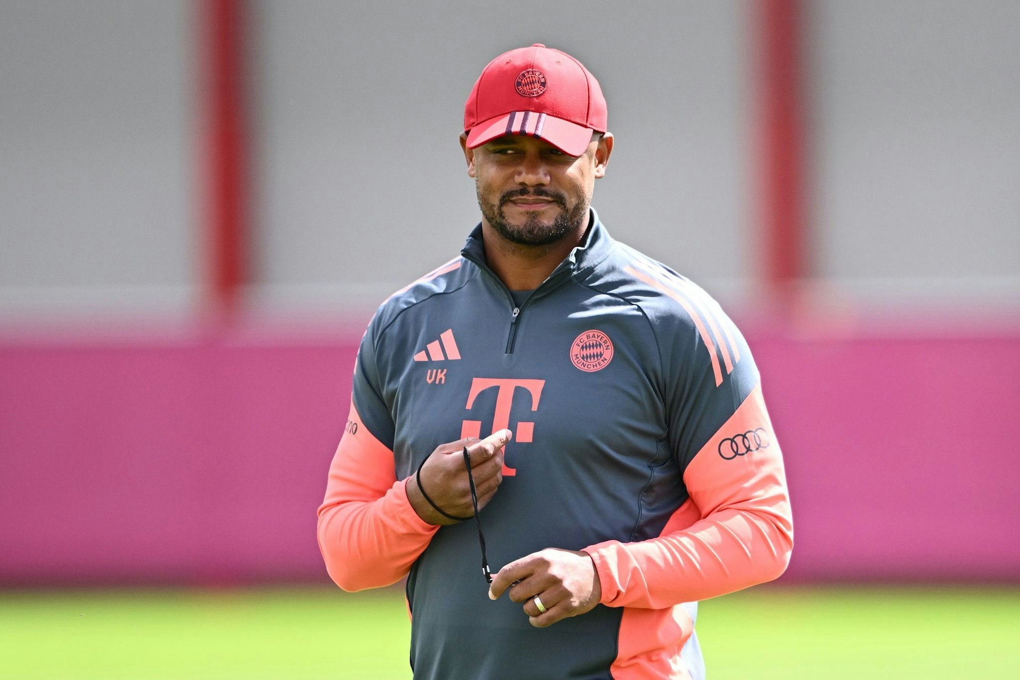 Trainer Vincent Kompany entscheidet über die Spielzeit von Talenten.