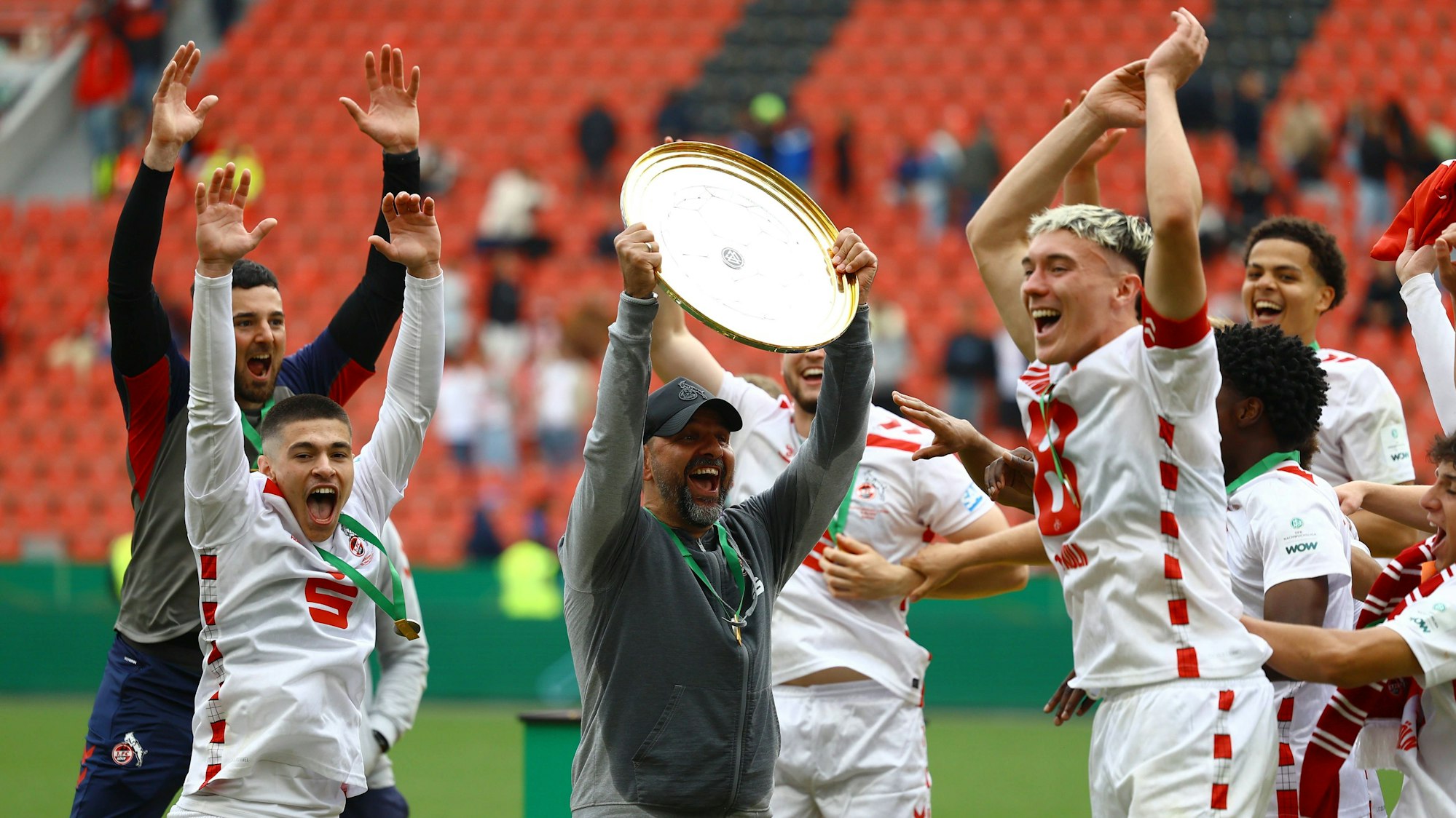 Stefan Ruthenbeck Trainer, 1. FC Köln U19 mit der Meisterschale. Fußball I Junioren I U19 DFB-Nachwuchsliga I Saison 2024-2025 I Deutsche Meisterschaft U19, Finale I Bayer 04 Leverkusen U19 - 1. FC Köln U19 I 18.05.2025 I BayArena *** Stefan Ruthenbeck Coach, 1 FC Köln U19 with the championship trophy Football I Juniors I U19 DFB Junior League I Season 2024 2025 I German Championship U19, Final I Bayer 04 Leverkusen U19 1 FC Köln U19 I 18 05 2025 I BayArena