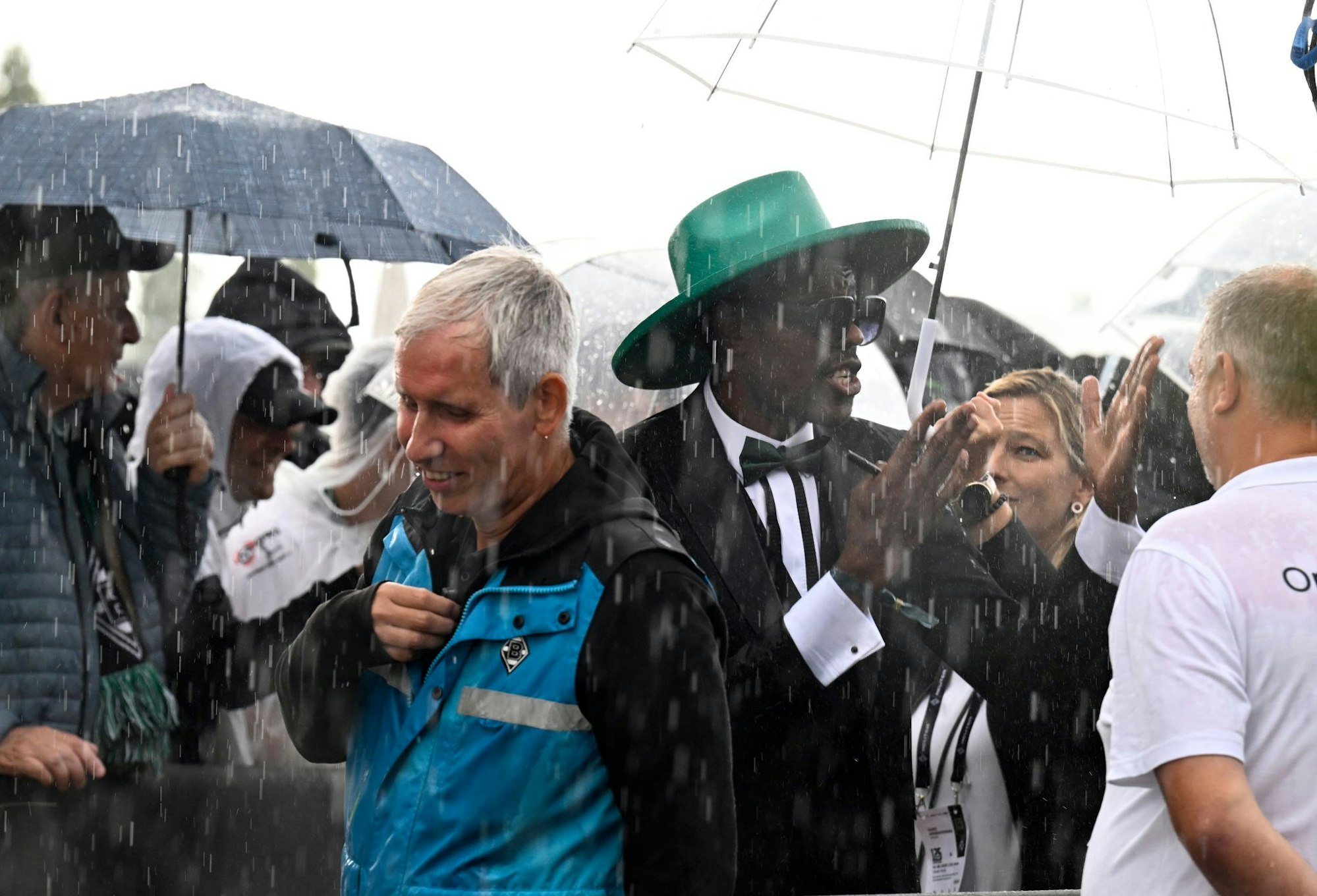 Große Namen wie Ex-Torjäger Mo Idrissou liefen auch bei strömendem Regen über den goldenen Teppich.