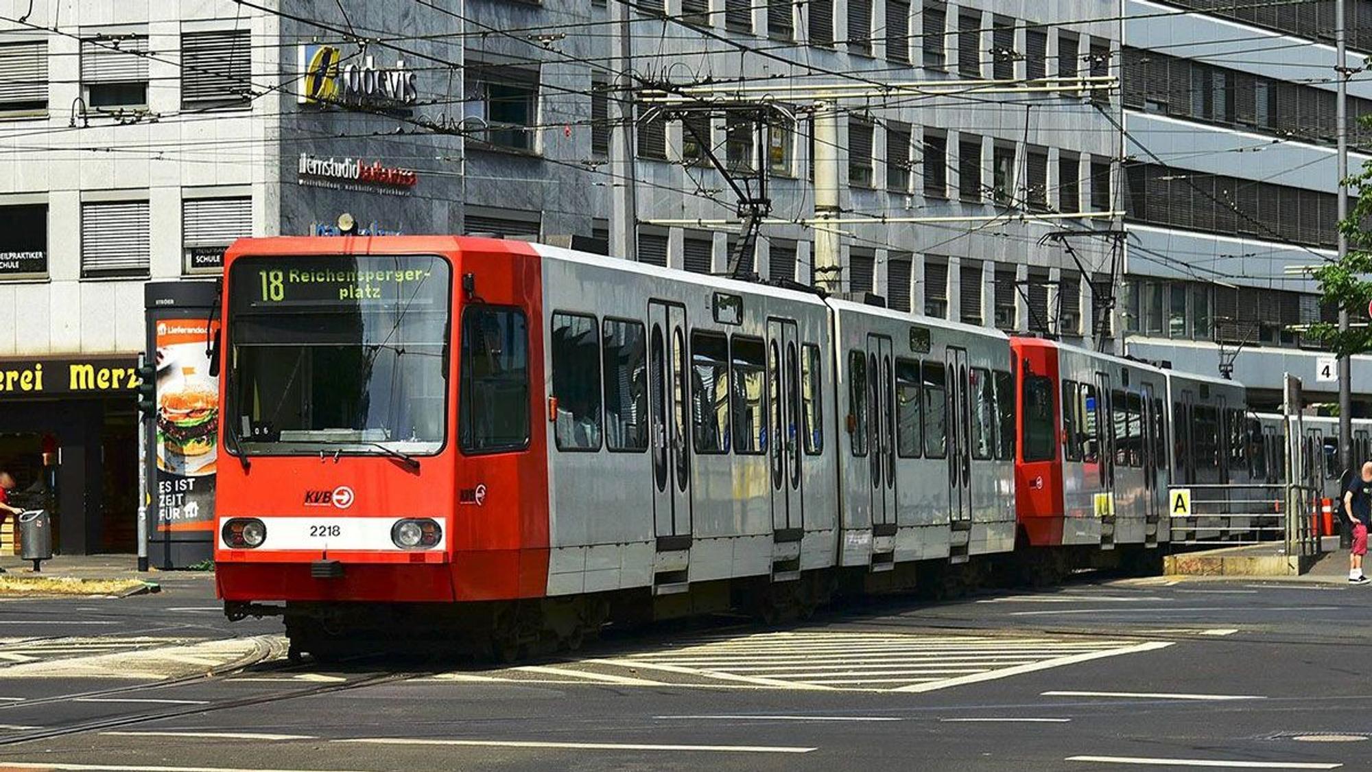 Eine KVB-Bahn in der Kölner Innenstadt. Mit Tipps und Tricks lässt sich das Fahren mit der KVB in Köln clever nutzen.