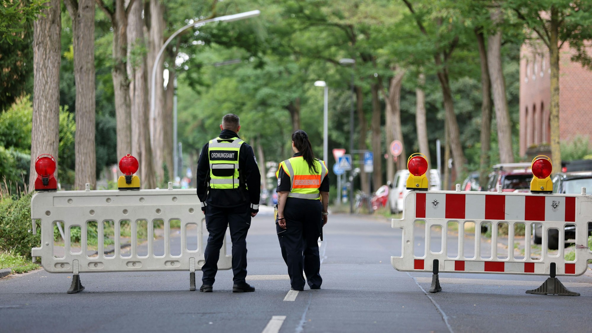 Das Ordnungsamt sperrt eine Straße.