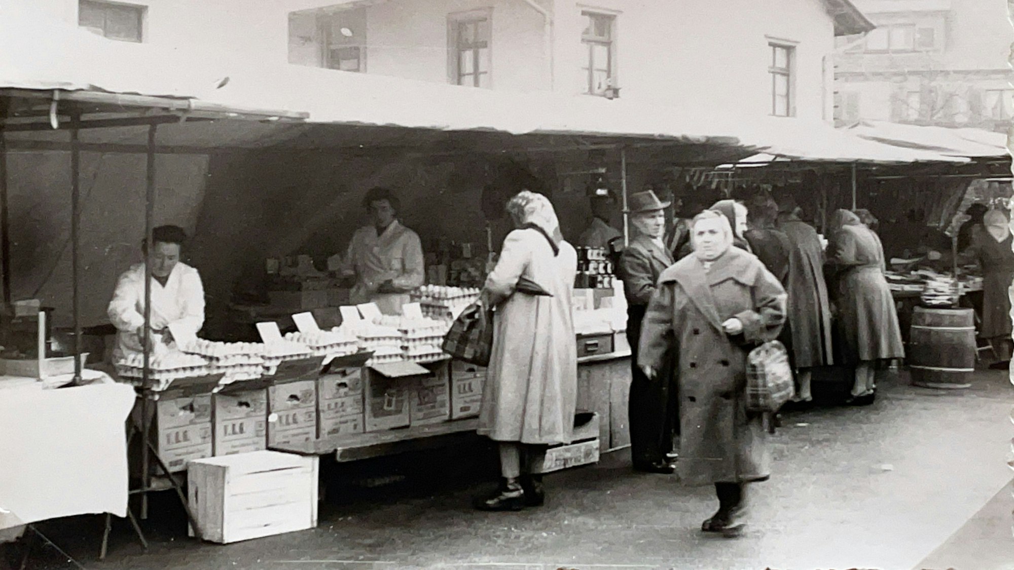 Das alte Schwarz-Weiß-Foto zeigt einen Marktstand.
