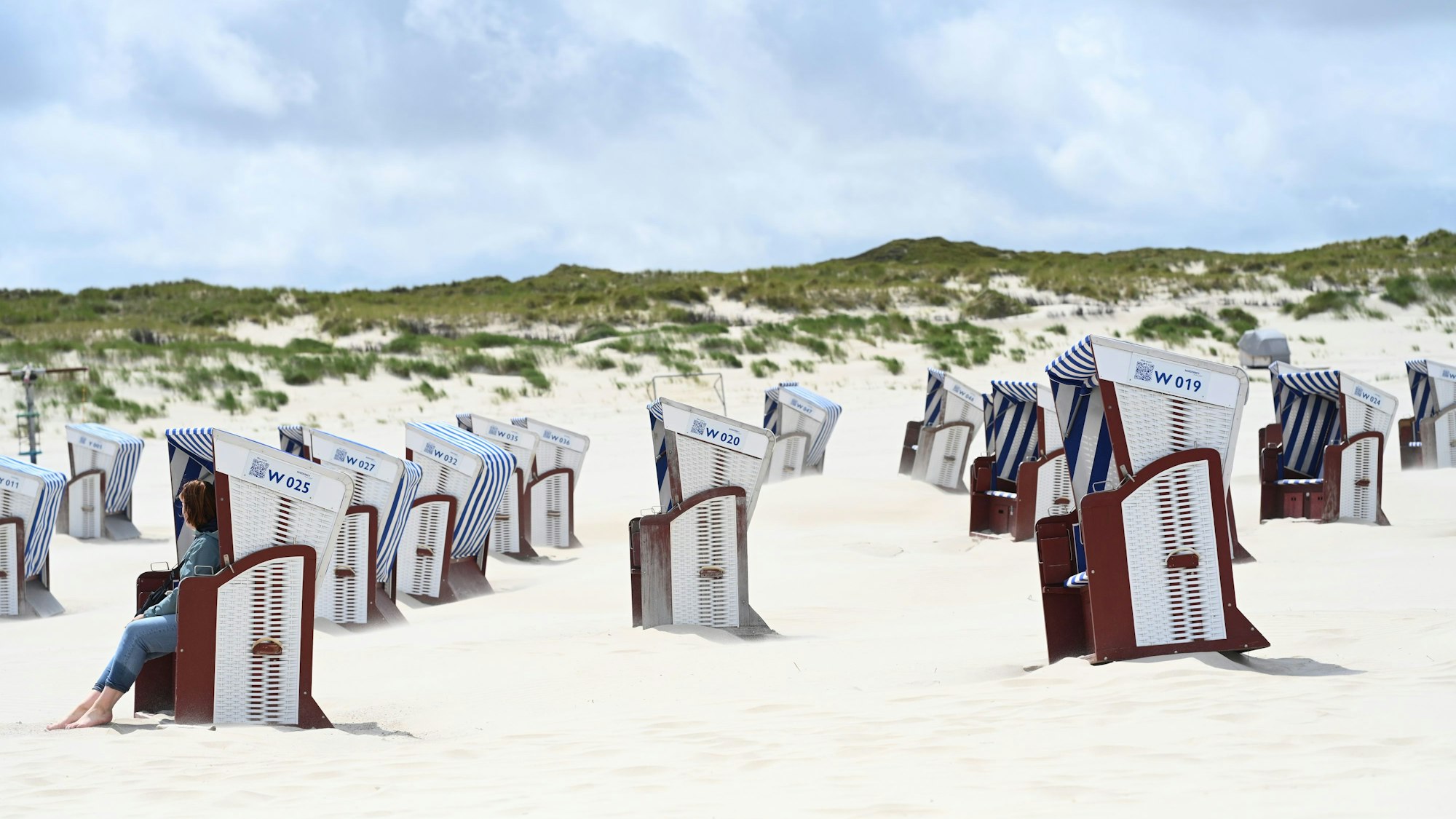 Ein Sandstrand mit mehreren Strandkörben