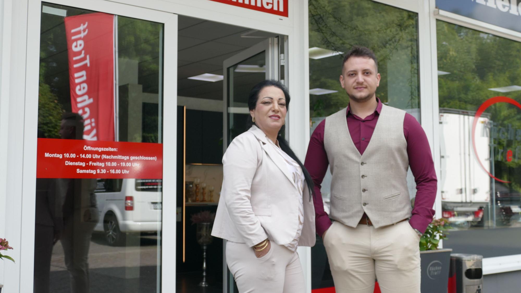 Mina Riedel und Yasin Riedel von Küchentreff Riedel ärgern sich über die Sperrung, weil Lkw keine Ware anliefern können.