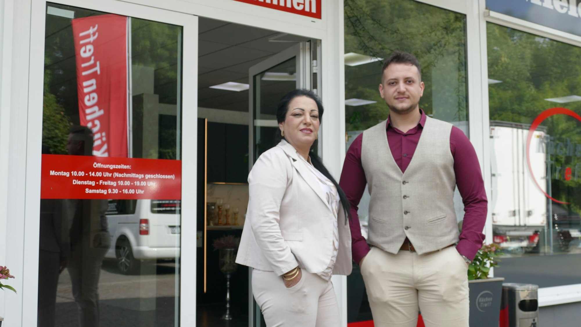 Mina Riedel und Yasin Riedel von Küchentreff Riedel ärgern sich über die Sperrung, weil Lkw keine Ware anliefern können.