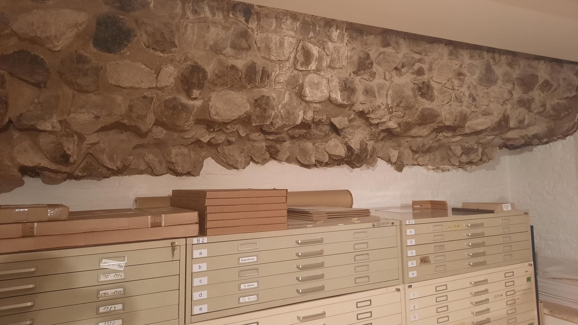 Ein Teil der römischen Mauer im Tiefkeller der Galerie Gisela Capitain.