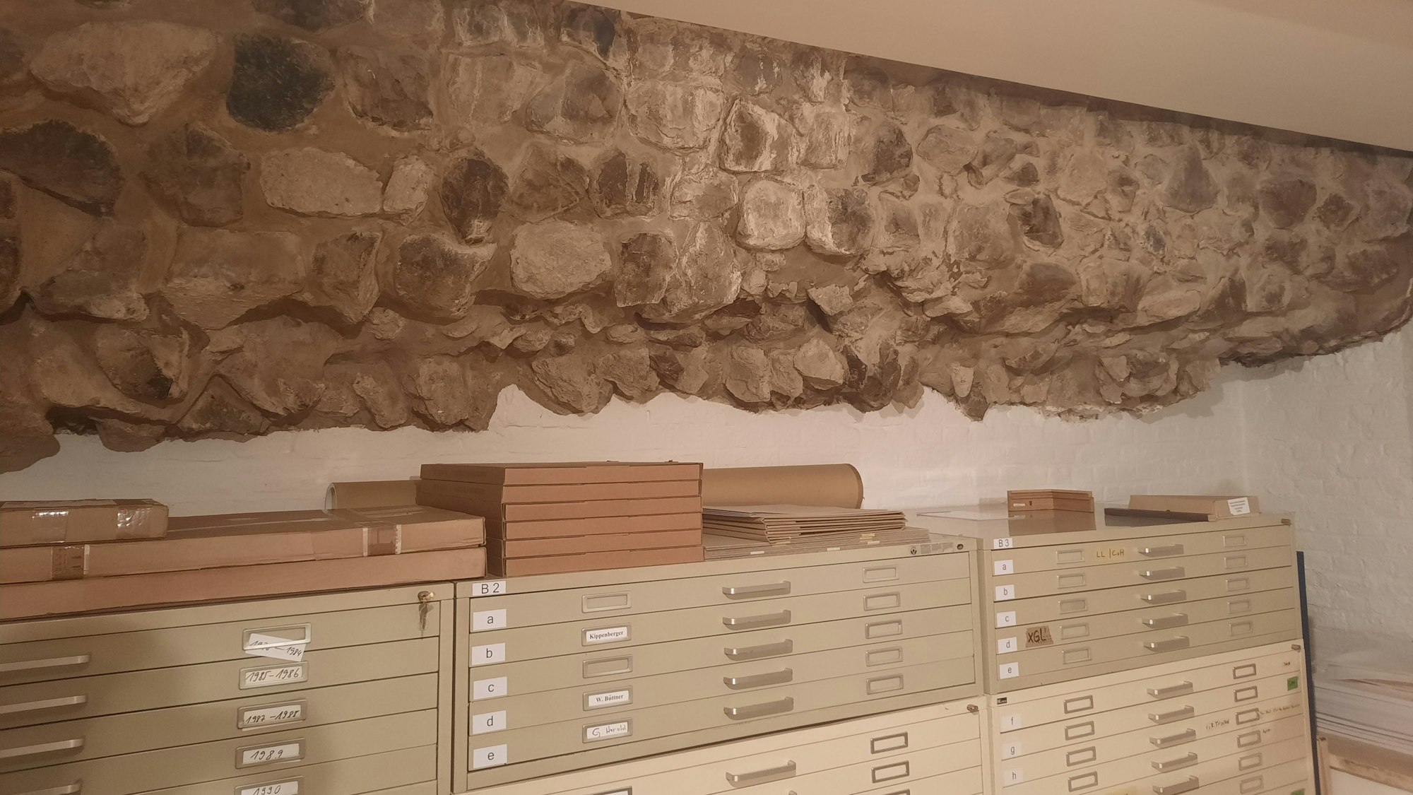 Ein Teil der römischen Mauer im Tiefkeller der Galerie Gisela Capitain.