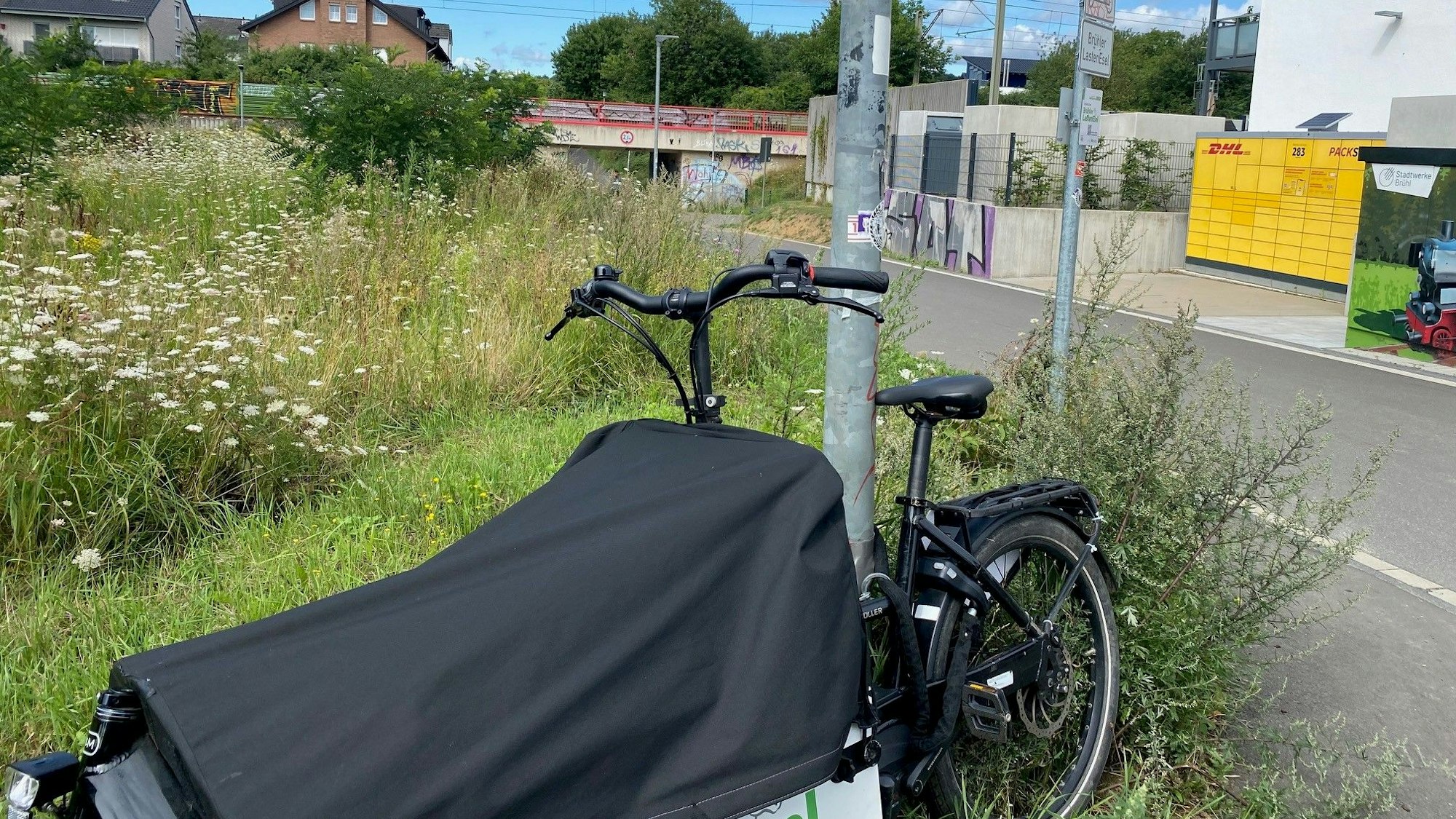 Ein Fahrrad ist an einem Straßenschild fest gemacht.