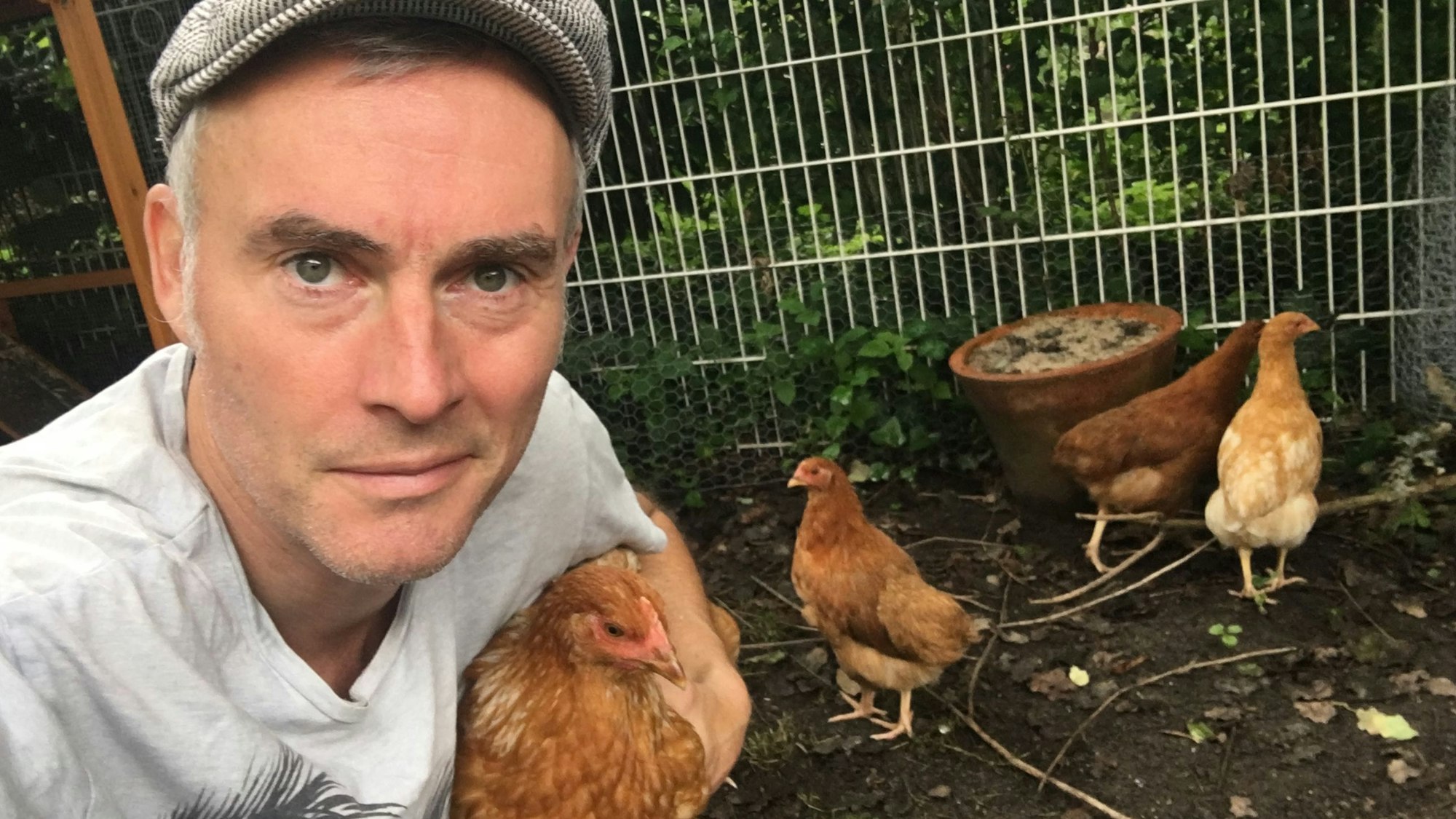 Johann König mit seinen Hühnern.