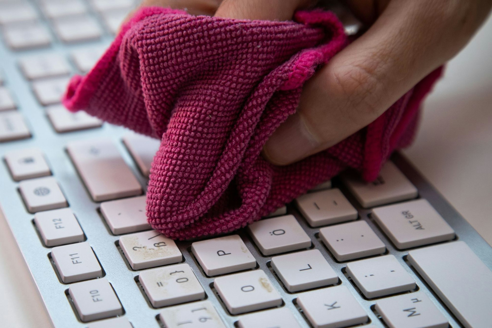 Sorgfältige Tastaturreinigung mit Mikrofasertuch, das vielleicht leicht mit Seifenwasser angefeuchtet ist.