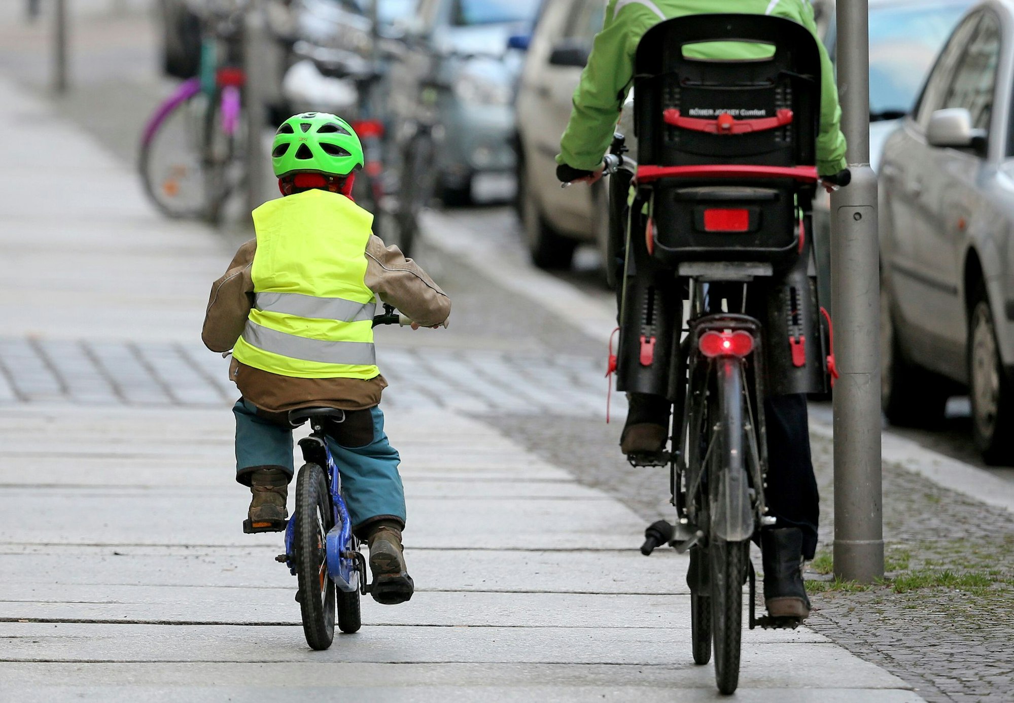 Fahrradfahren geht schneller als laufen - aber stellt andere Anforderungen. Also lieber nicht direkt allein mit dem Rad zur Schule rät die Expertin.