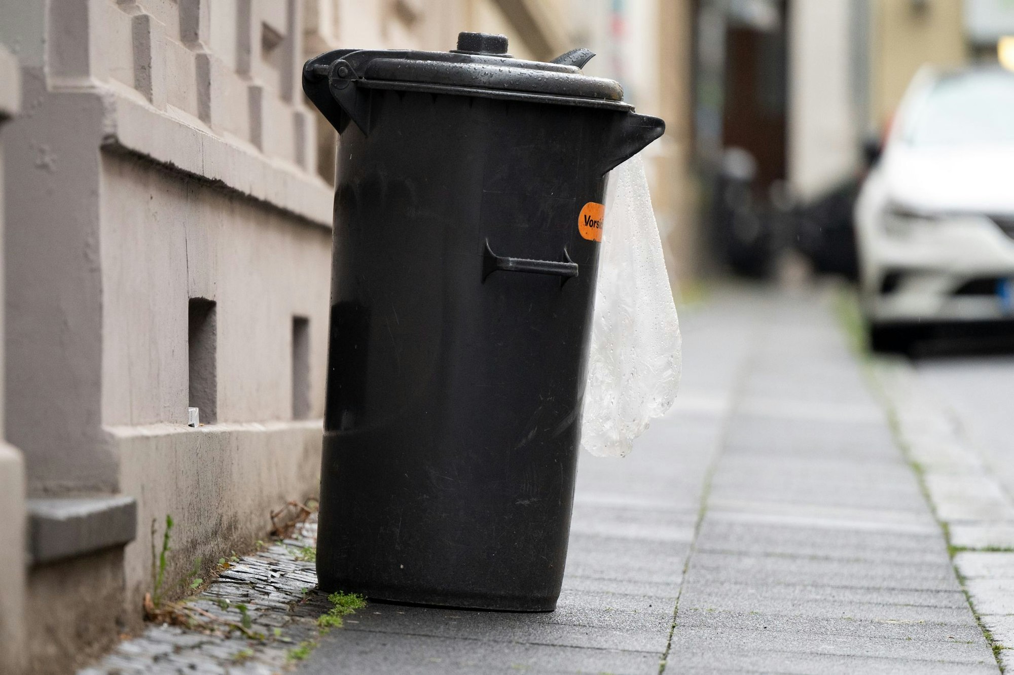Für die Abfallentsorgung müssen viele Bürger tiefer in die Tasche greifen. (Symbolbild)