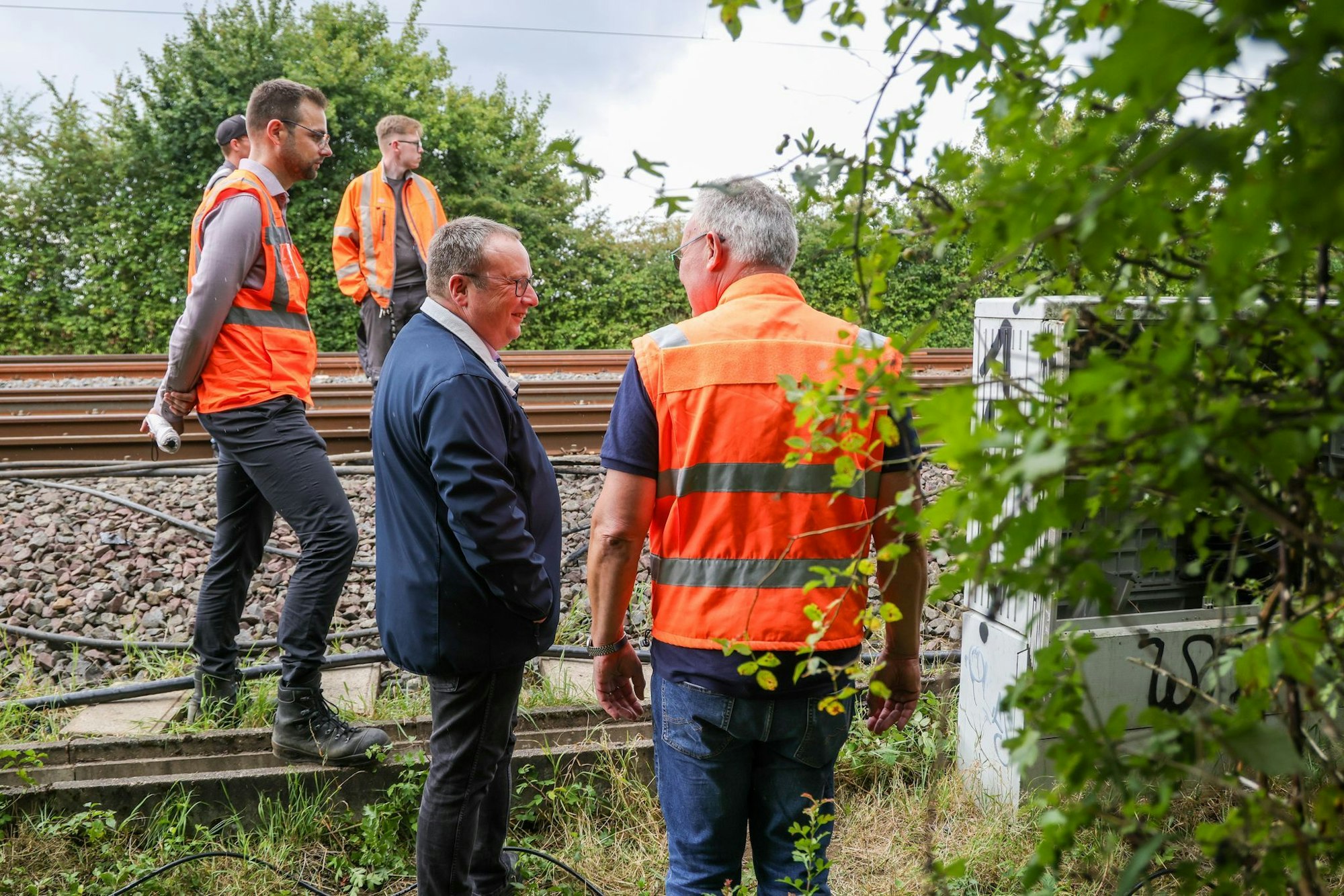 NRW-Verkehrsminister Krischer besuchte am Nachmittag den Tatort.
