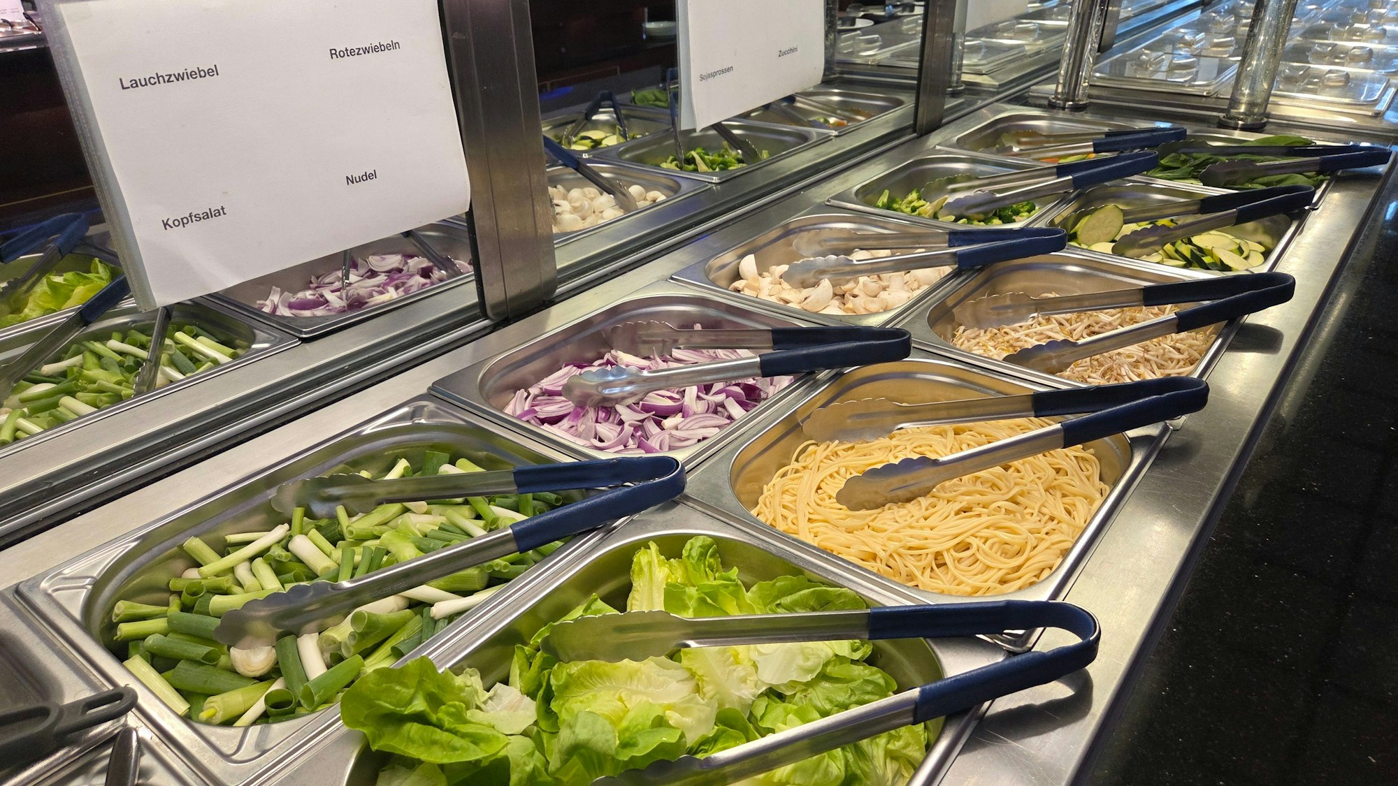 Kimchi Gourmet: Am Tischgrill-Buffet gibt es nicht nur Fleisch, sondern auch Gemüse wie Frühlingszwiebeln, Pilze, Zucchini und Nudeln, die man sich für den Grill nehmen kann.