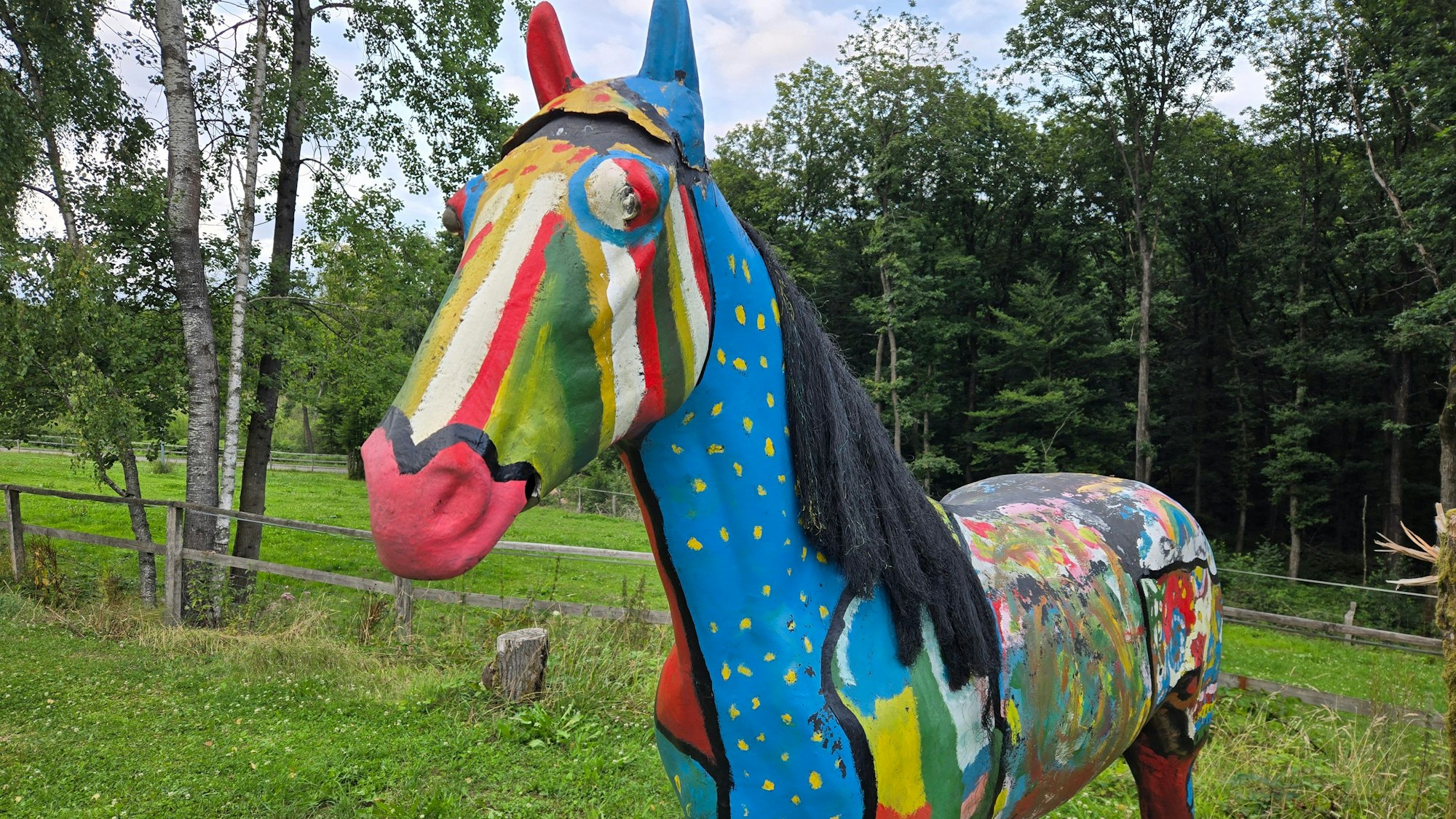 Eine bunt bemalte Pferdstatue.