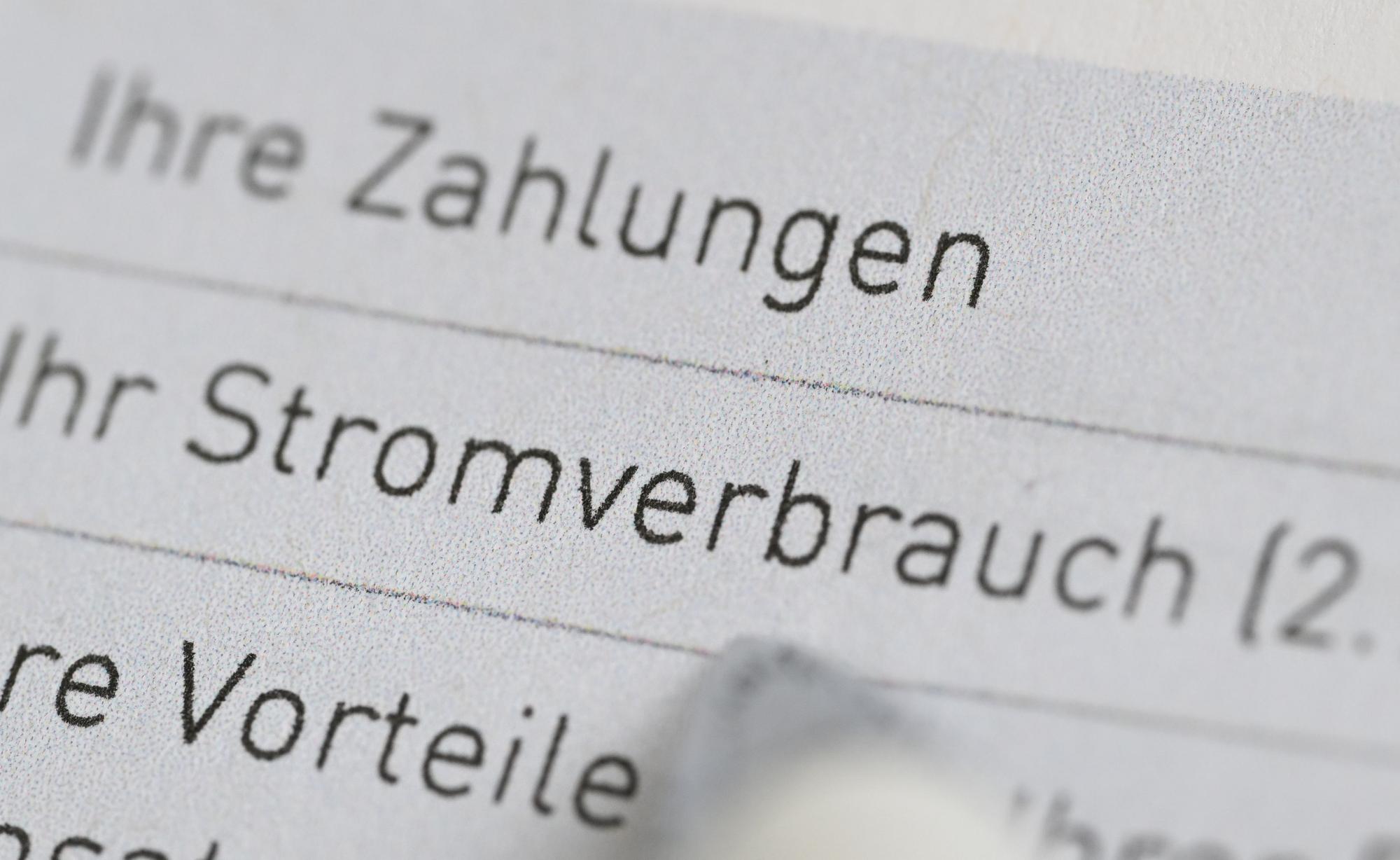 Auf einer Stromrechnung eines Stromanbieters stehen die Wörter Zahlungen und Stromverbrauch. (Symbolbild)