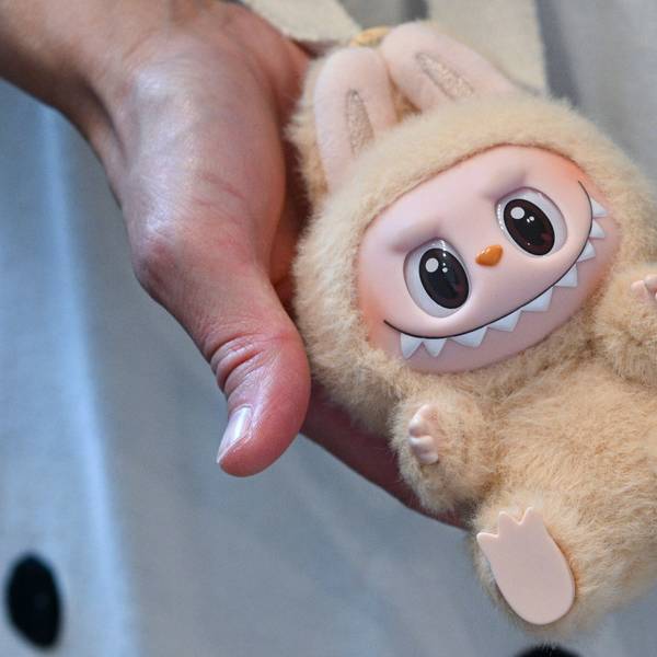 Eine Frau hält eine Labubu-Plüschfigur bei der Eröffnung des ersten Labubu-Store Deutschlands im Alexa Einkaufscenter in der Hand.