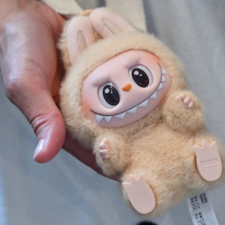 Eine Frau hält eine Labubu-Plüschfigur bei der Eröffnung des ersten Labubu-Store Deutschlands im Alexa Einkaufscenter in der Hand.