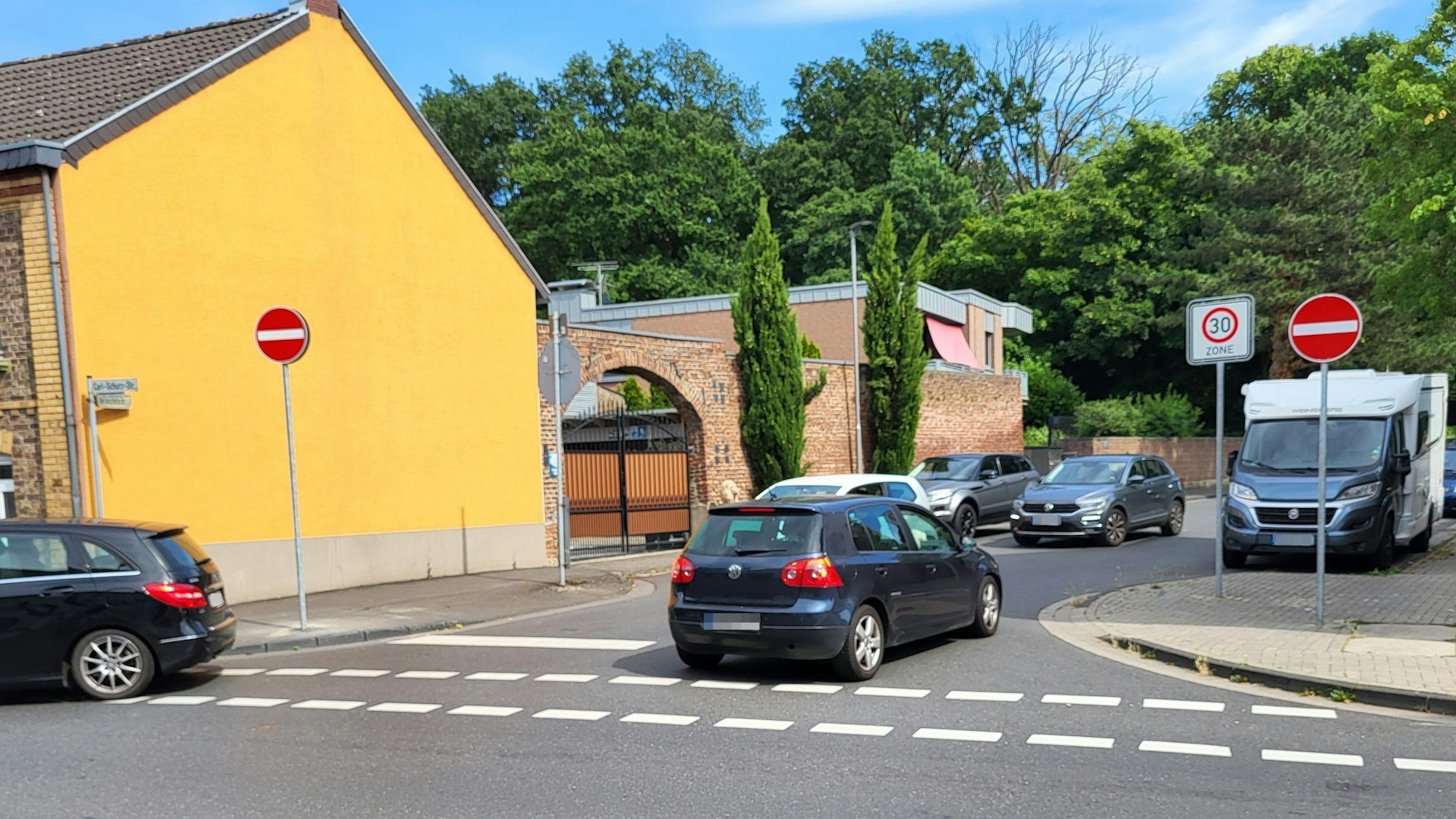 Zu sehen ist ein Auto, das in eine Einbahnstraße fährt.