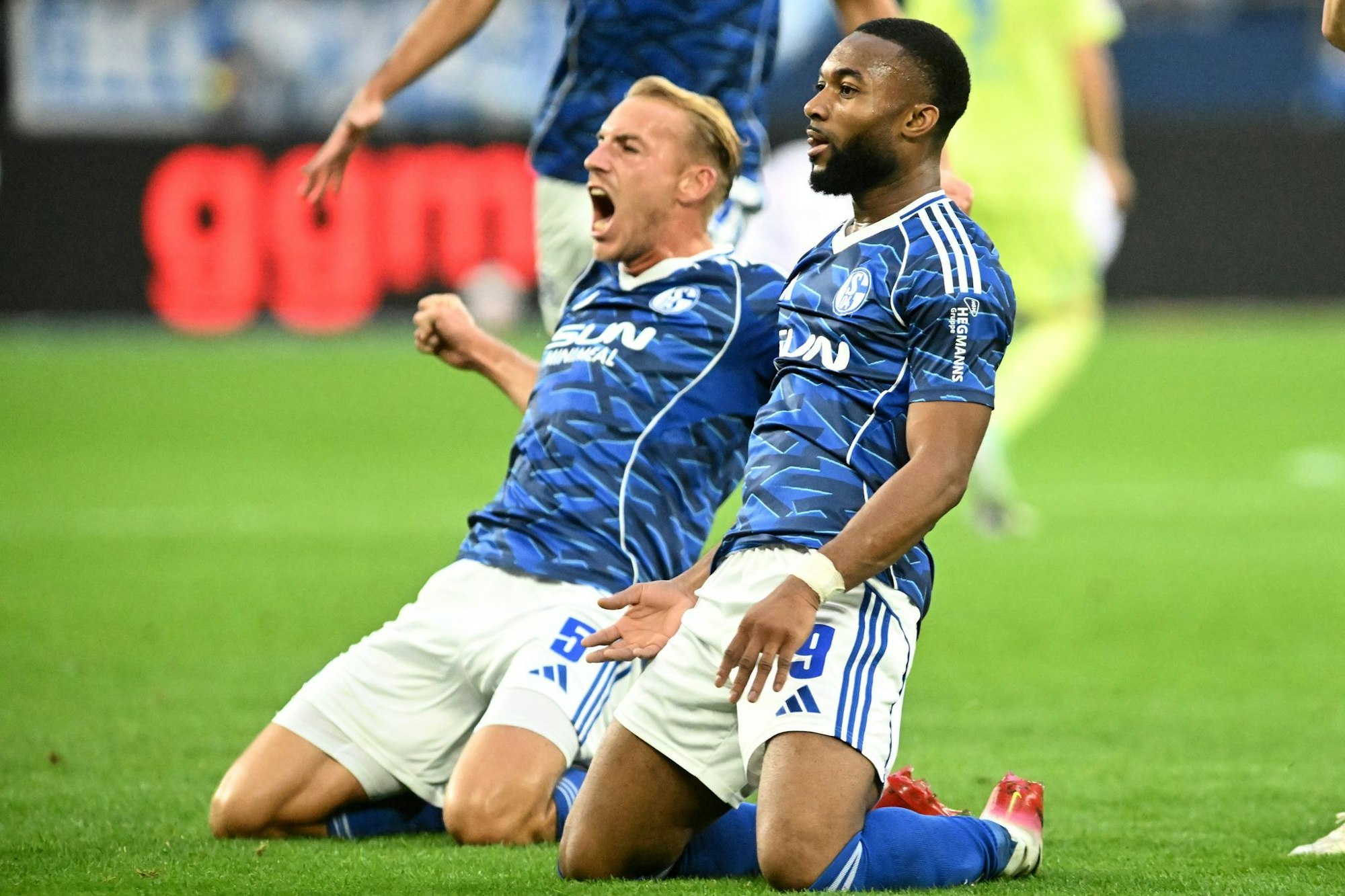 Starke Schalker bejubeln einen perfekten Saisonstart.