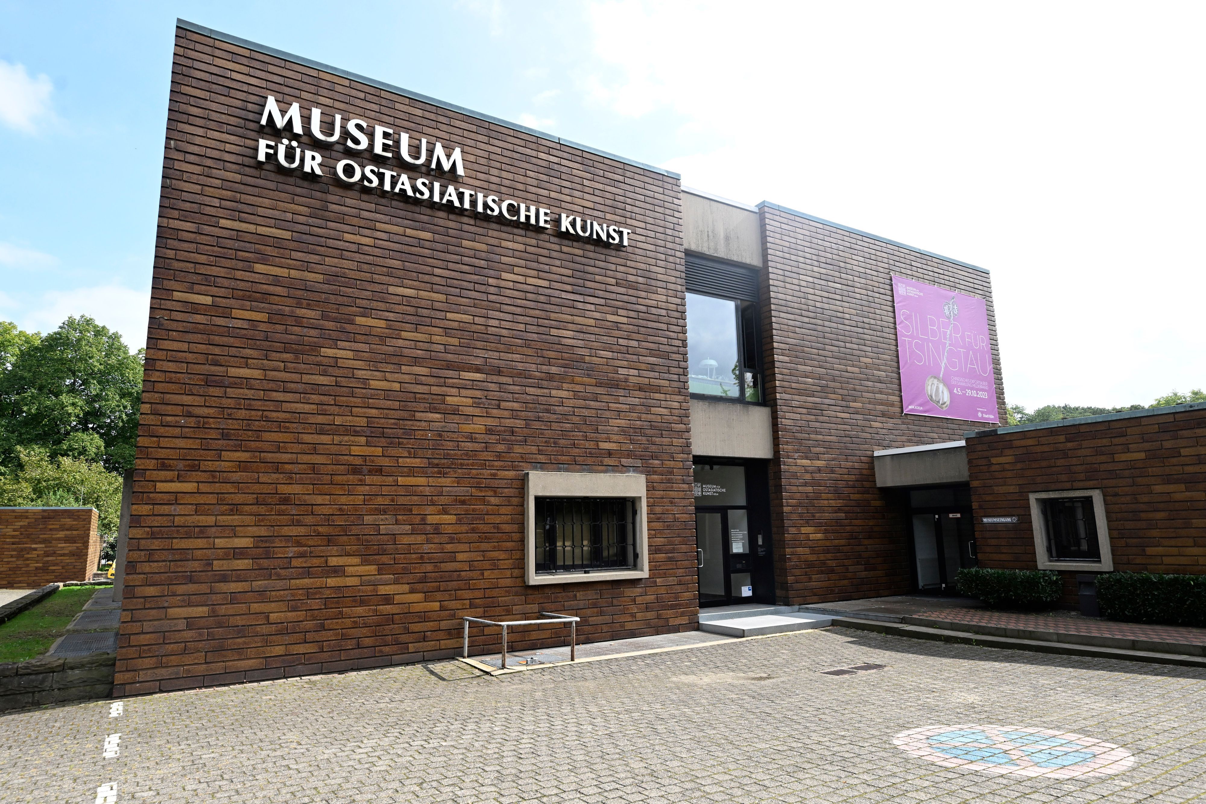 13.09.2023, Nordrhein-Westfalen, Köln: Das Museum für Ostasiatische Kunst. Aus dem Museum haben Einbrecher wertvolles Porzellan aus Vitrinen gestohlen. Nach ersten Erkenntnissen sind bei dem Einbruch in der Nacht zum Mittwoch neun Teile künstlerischen Porzellans entwendet worden. Foto: Roberto Pfeil/dpa +++ dpa-Bildfunk +++