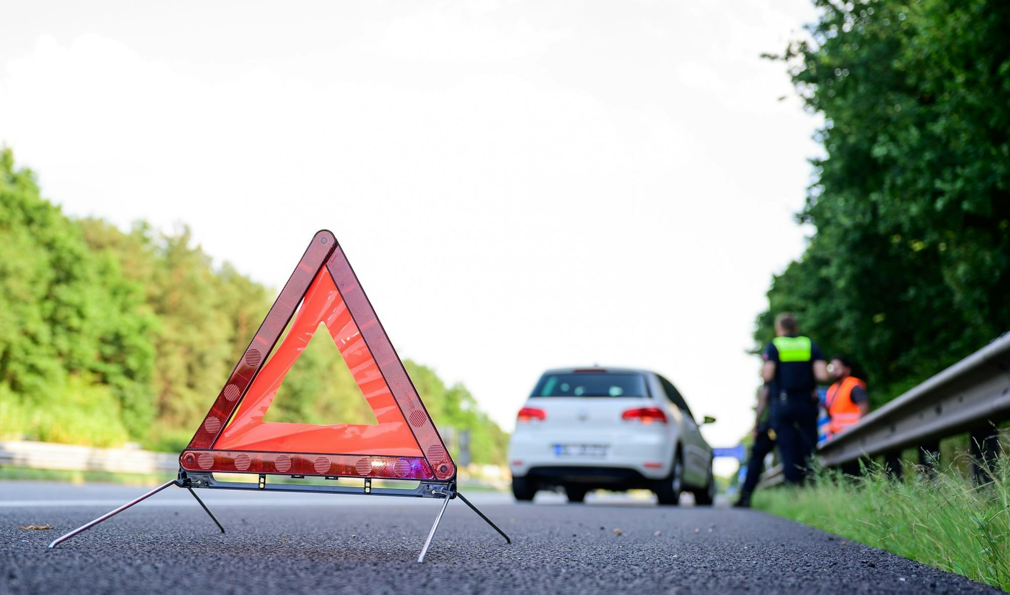 Raus aus der Gefahrenzone: Nach einem Unfall oder einer Panne bringen sich Betroffene möglichst schnell aber umsichtig in Sicherheit.