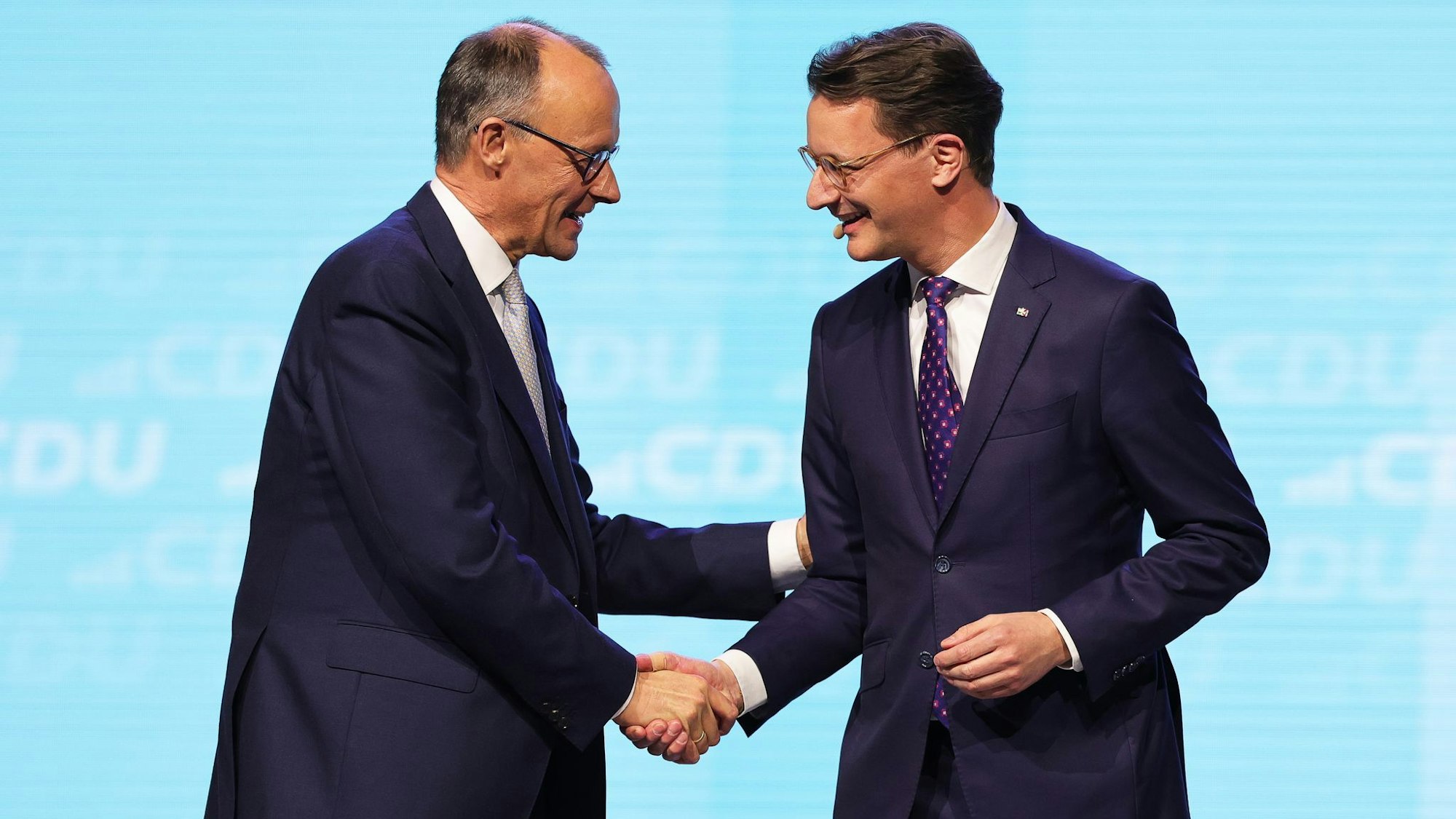 Friedrich Merz (links) und Hendrik Wüst (beide CDU) bei einer Wahlkampfveranstaltung vor der Bundestagswahl. (Archivfoto)