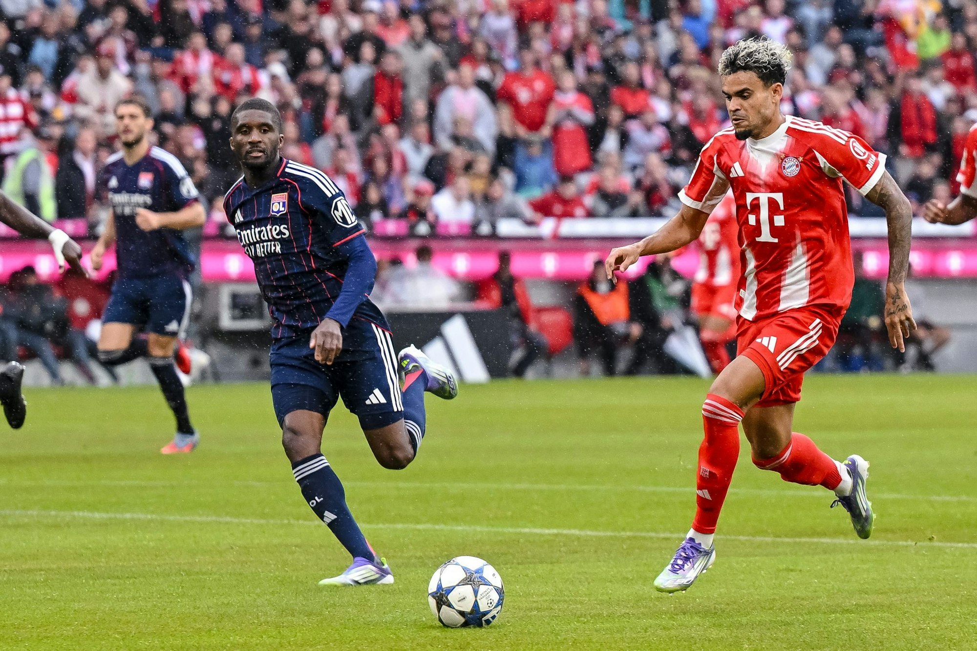 Luis Díaz (r) steht im Testspiel gegen Lyon erstmals für den FC Bayern auf dem Platz.