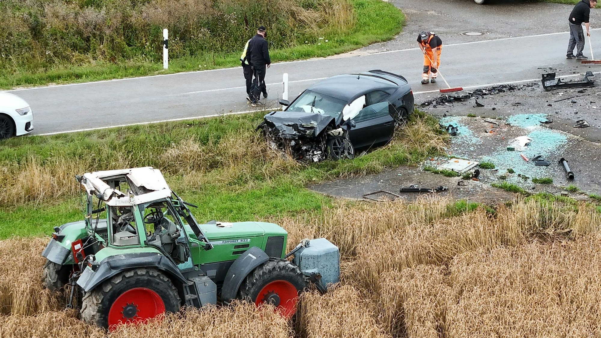 Bei dem Überschlag wurde ein vierjähriger Junge aus dem Traktor geschleudert und schwer verletzt.