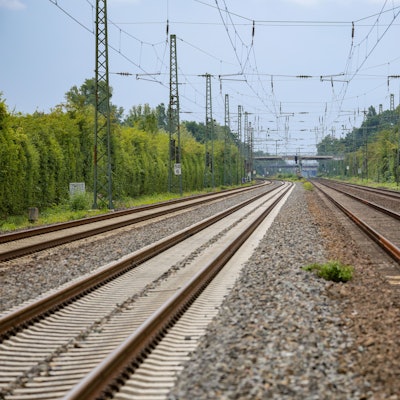 ARCHIV - 01.08.2025, Nordrhein-Westfalen, Düsseldorf: Gleise der Deutschen Bahn verlaufen im Düsseldorfer Norden. Nach dem Brandanschlag auf die Bahnstrecke Düsseldorf-Duisburg ist die bundesweite Hauptlinie der Bahn wieder für den Zugverkehr freigegeben. Foto: Christoph Reichwein/dpa +++ dpa-Bildfunk +++